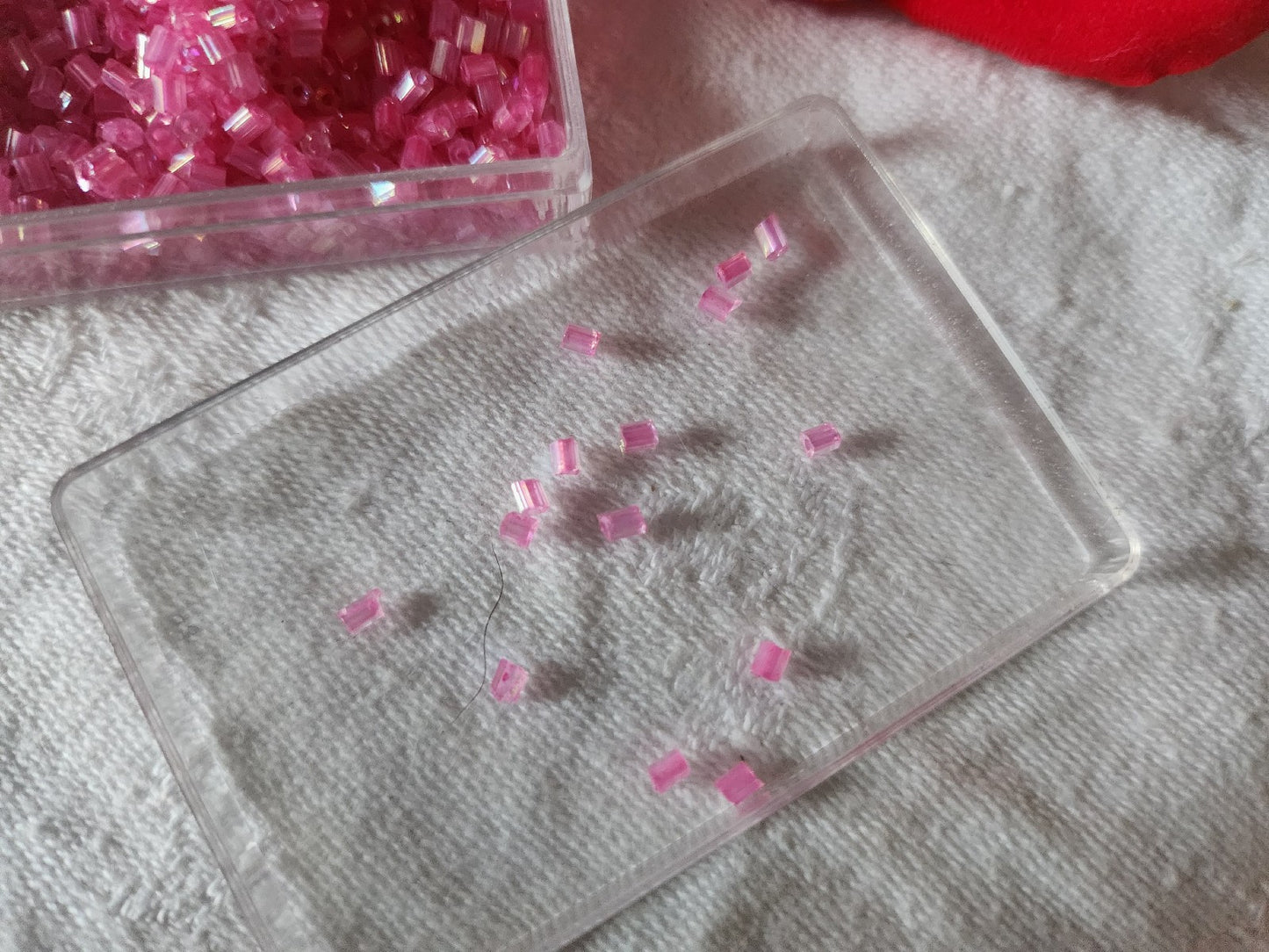 Lot environ 20 grammes de perles tube rose irisé en verre n°24