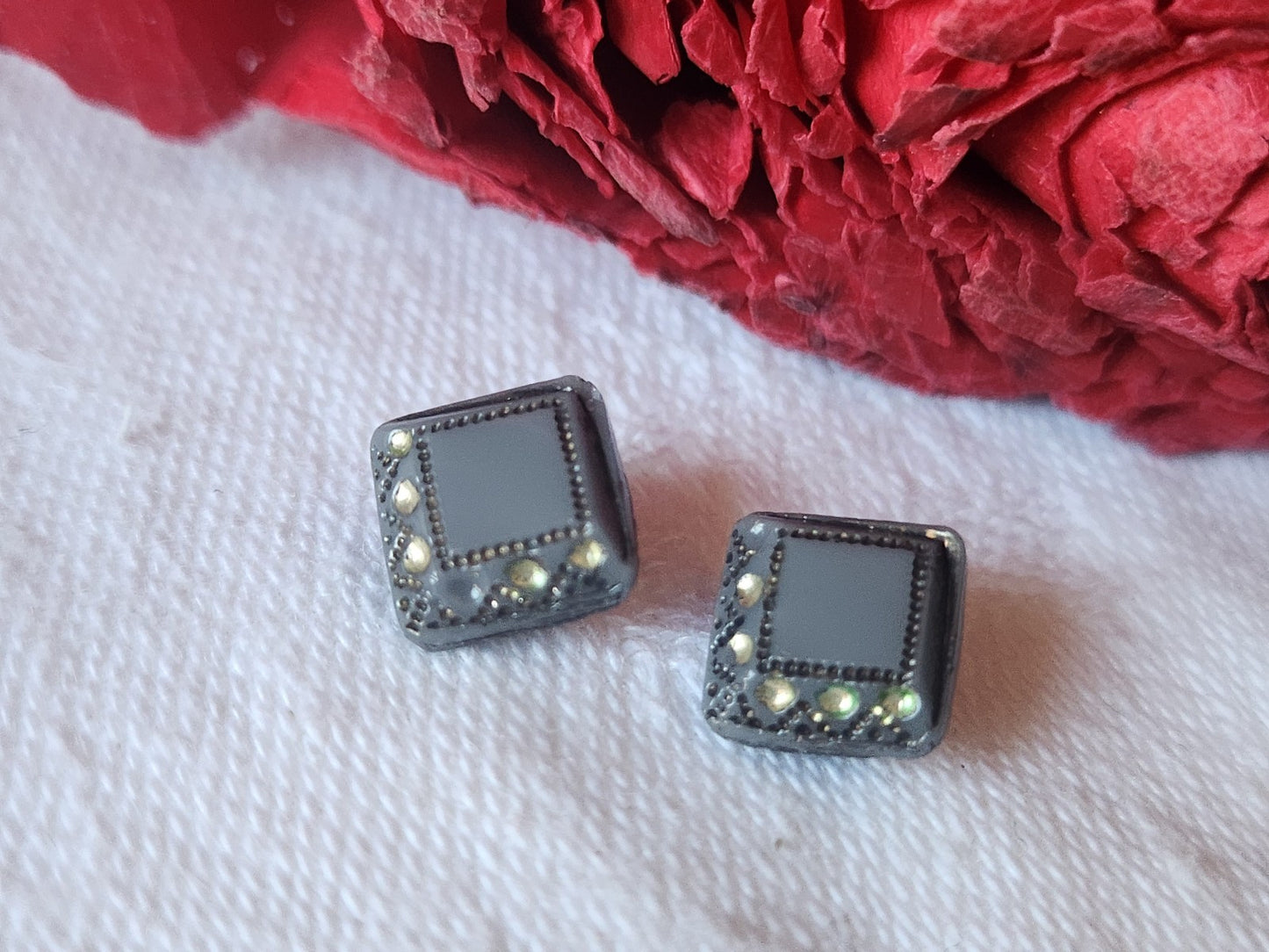 Duo mini boutons anciens en verre gris carré 0,8 cm art deco D11A