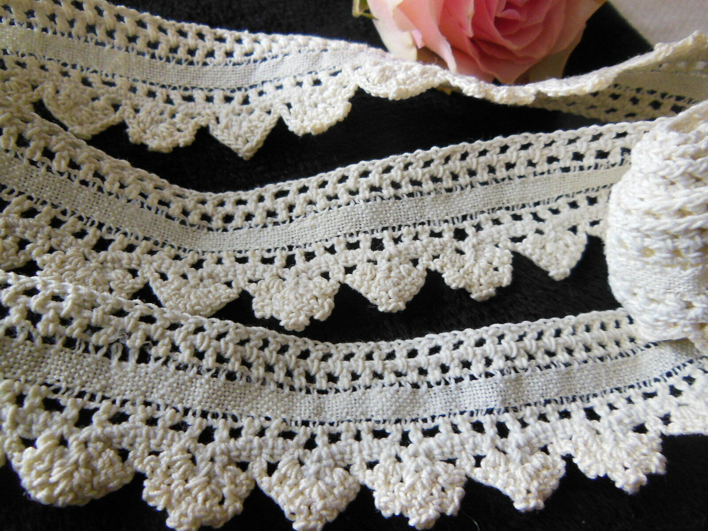 Dentelle ancienne plutôt épaisse 1 m 55 sur 2,8 cm T1-31
