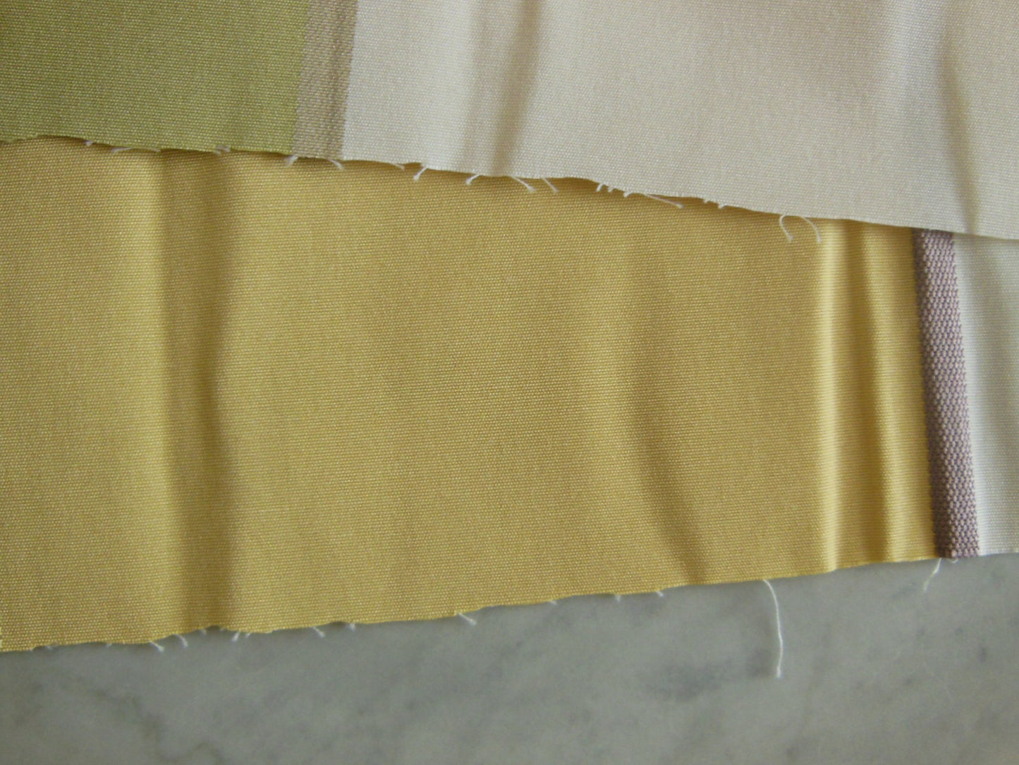 Coupon tissu lumineux opaque vert blanc marron 1 m48 sur 92 cm B3