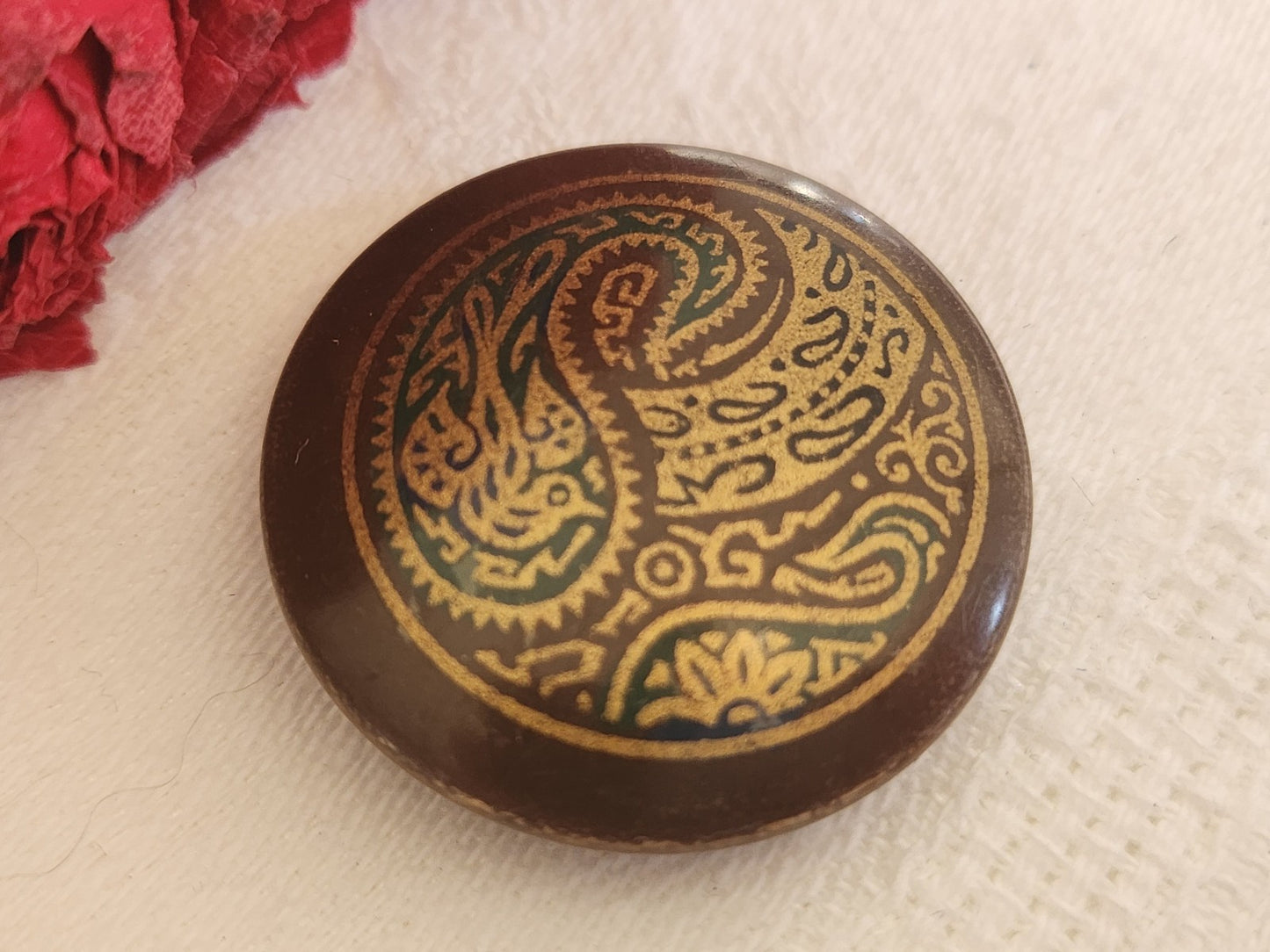 bouton ancien en celluloïd motif fond marron à pied 2,6 cm D7D