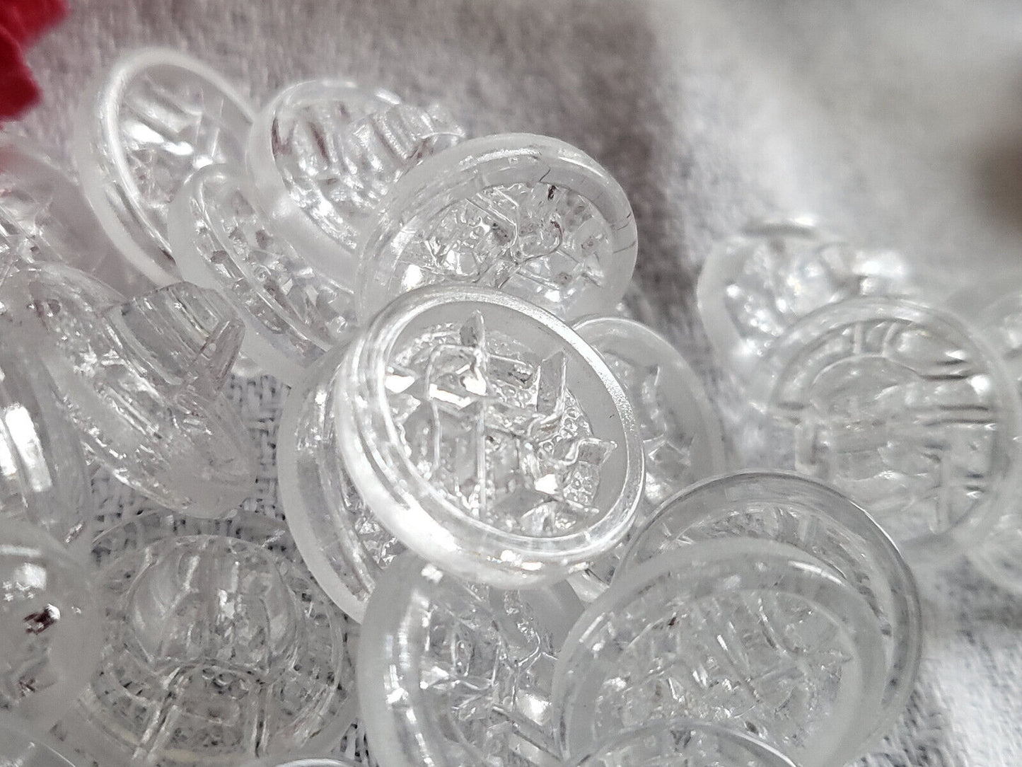 Lot 6 boutons anciens en verre transparent Motif creusé petit 1,4 cm ref 5583