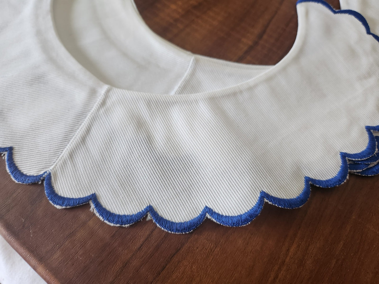 Ancien col en tissu tramé broderie bleu feston à l'unité B3-1