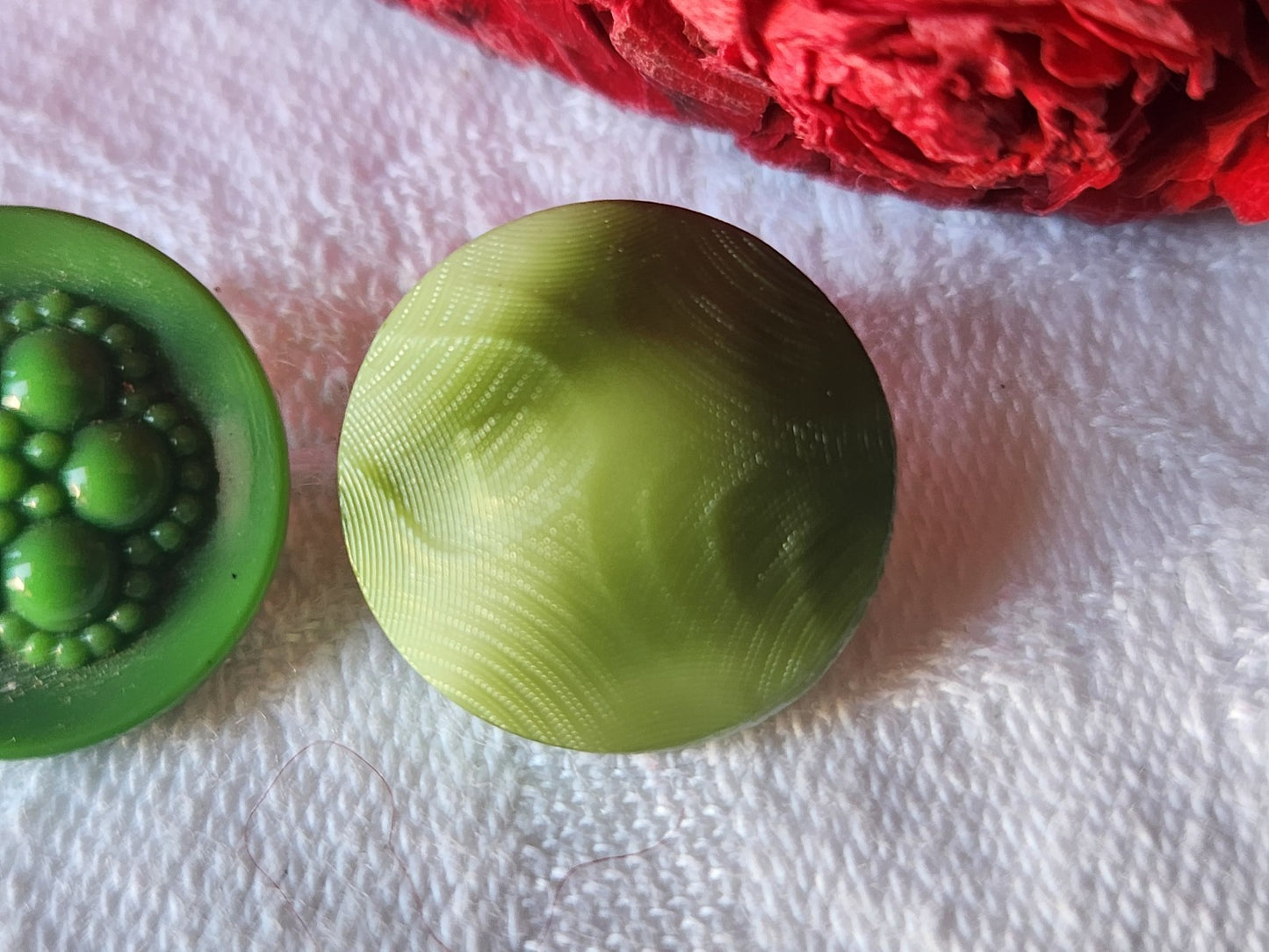Duo boutons vintage en verre motif vert travaillé 1,8 cm D11H