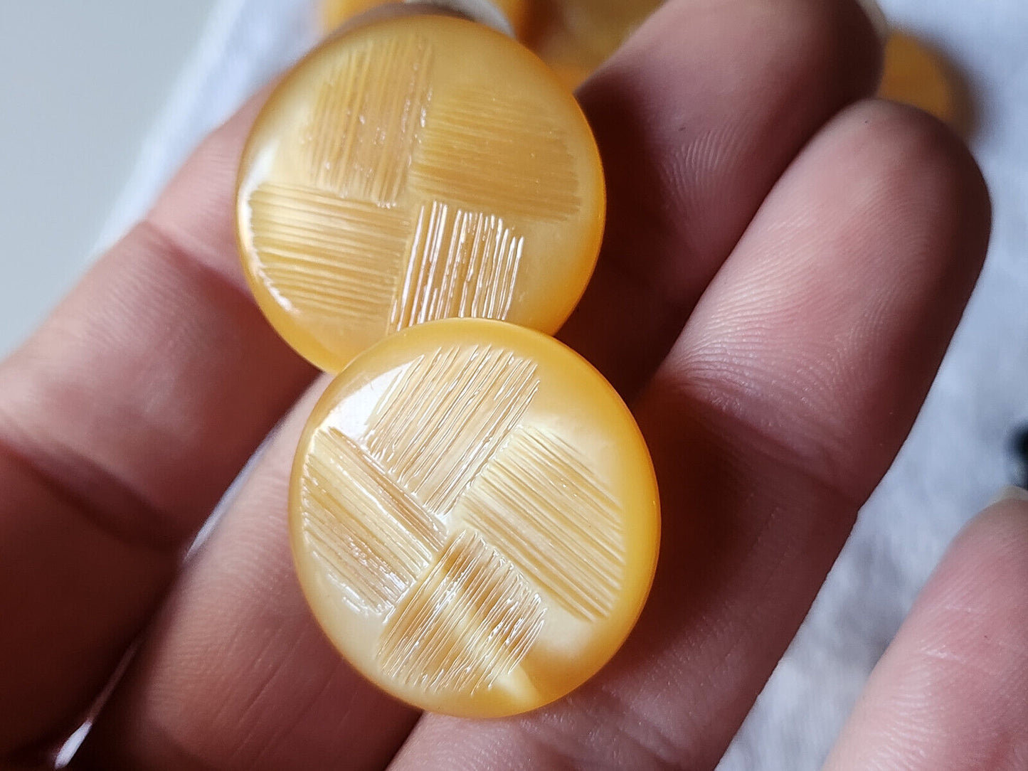 Lot 6 gros boutons vintage jaune foncé texturé pied plat 2,6 cm ref 2803