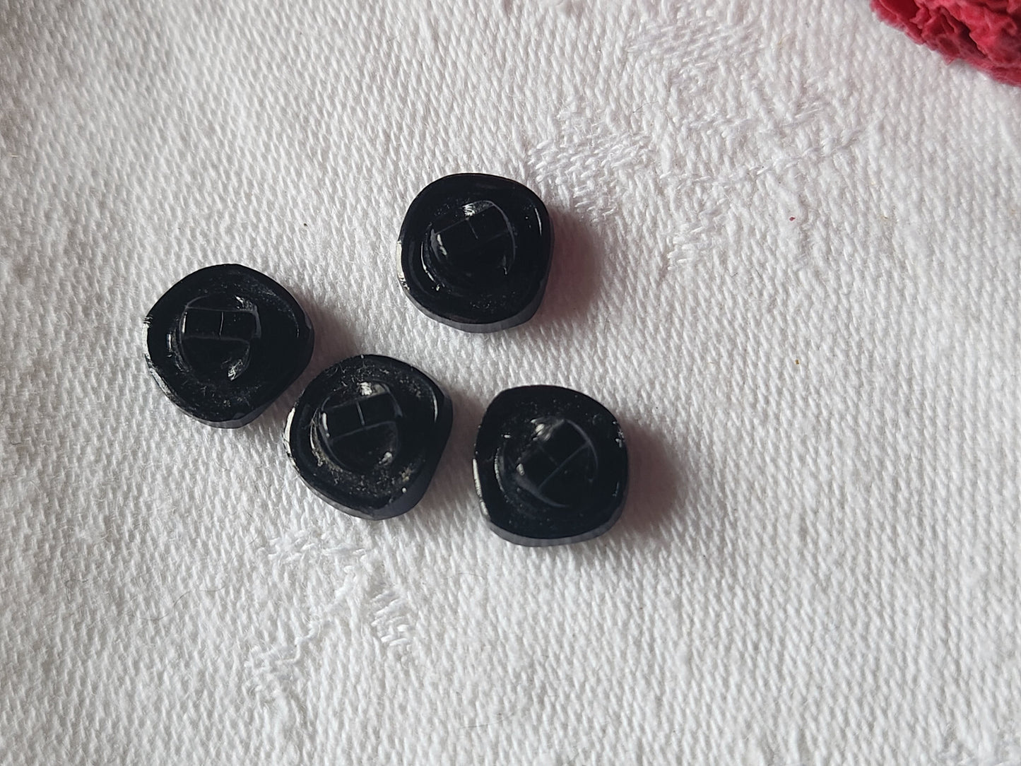 Lot 4 mini boutons anciens en verre 0,9 cm sur 1 cm G12E