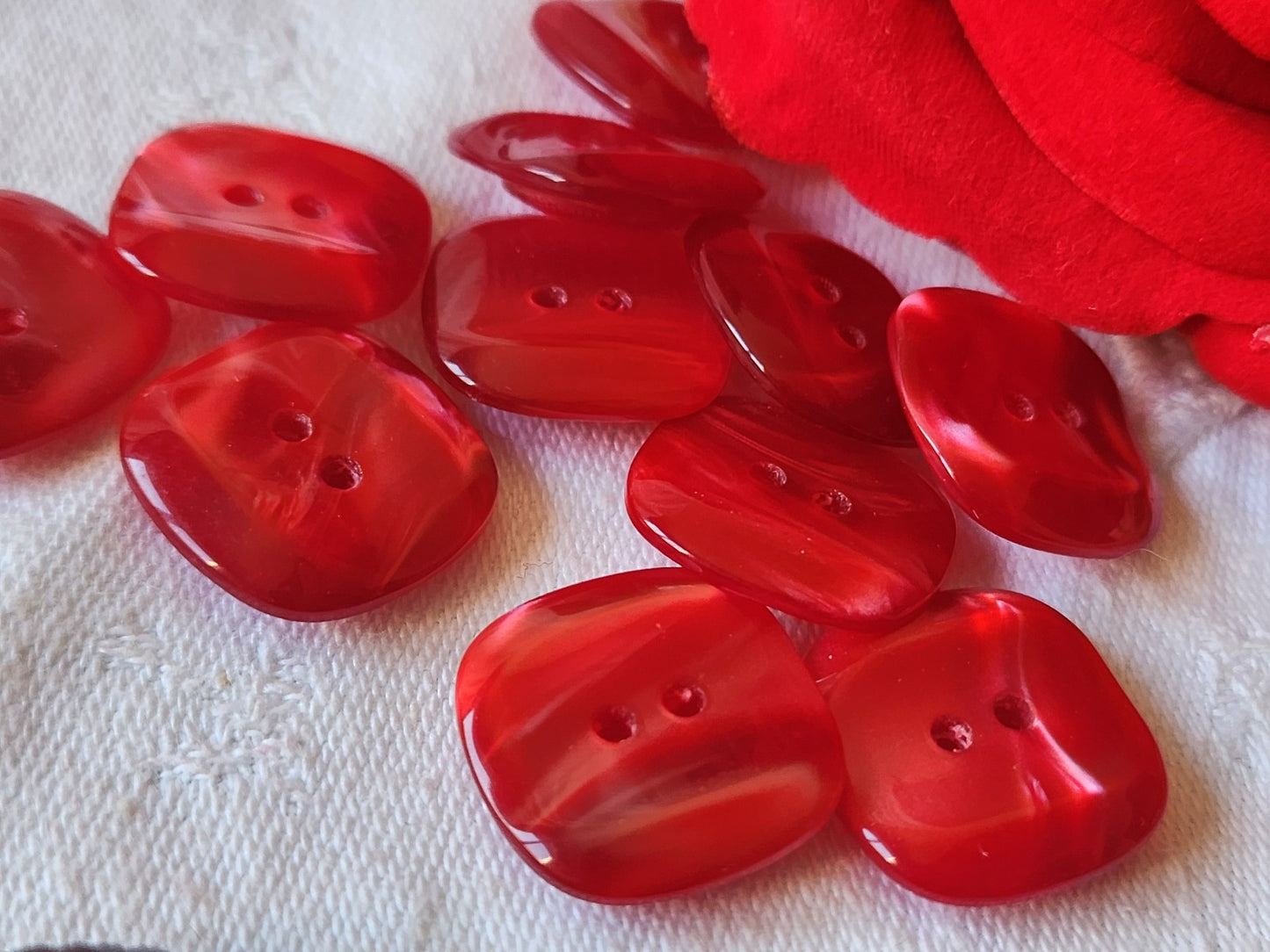 Lot 11 boutons vintage rouge laiteux 1,8 cm trous ref 2528