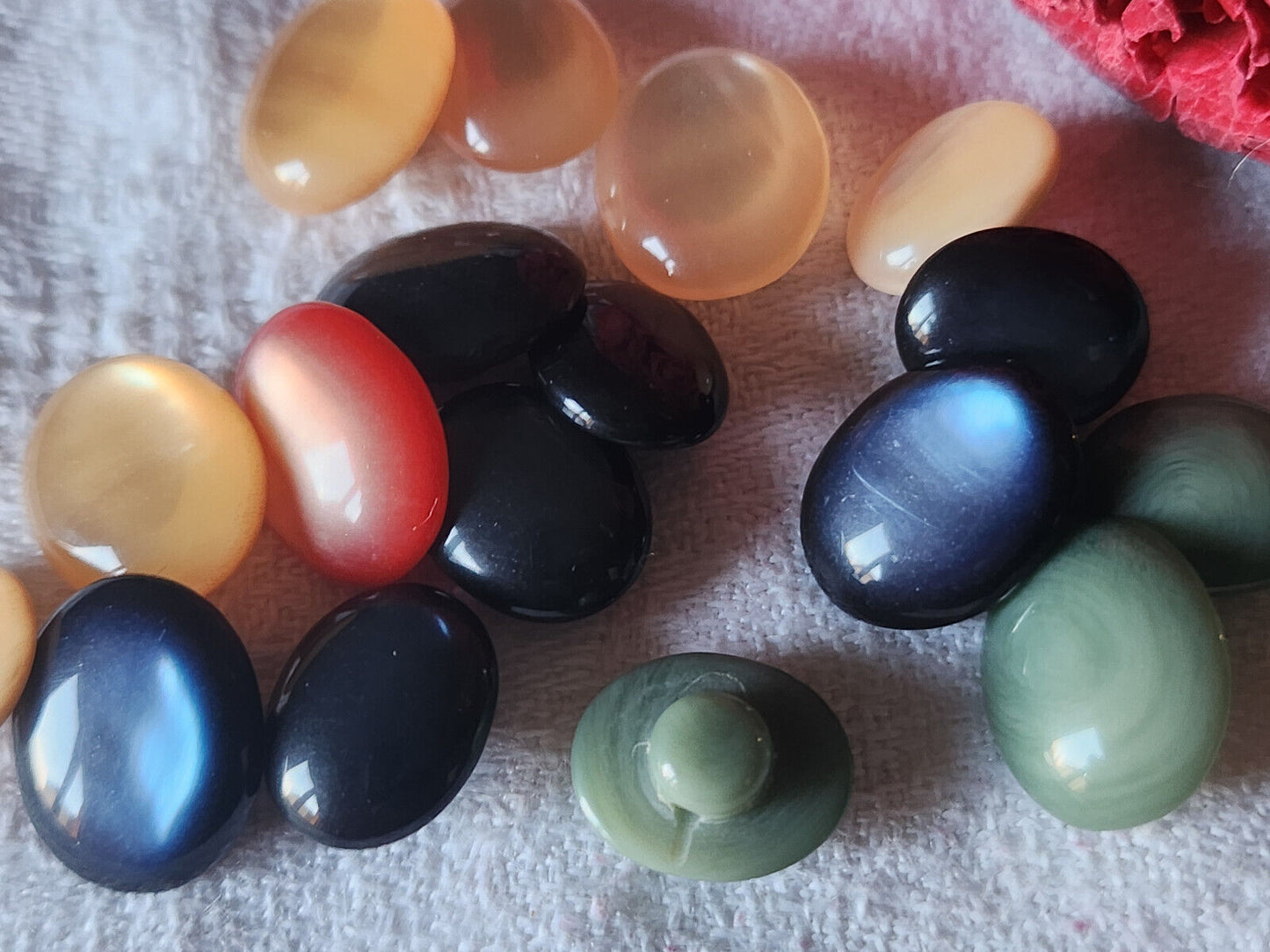 Lot 17 boutons vintage panaché ovale 1 sur 1,3 à 1,6 sur 1,3 cm ref 5850
