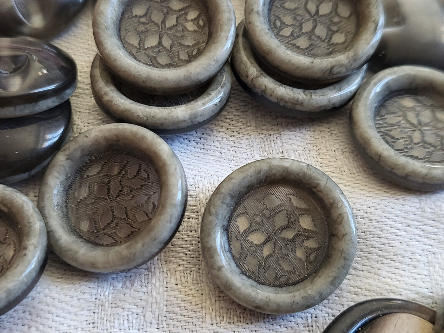 Lot 10 jolis boutons vintage gris pied motif diamètre 1,7 cm ref 2391