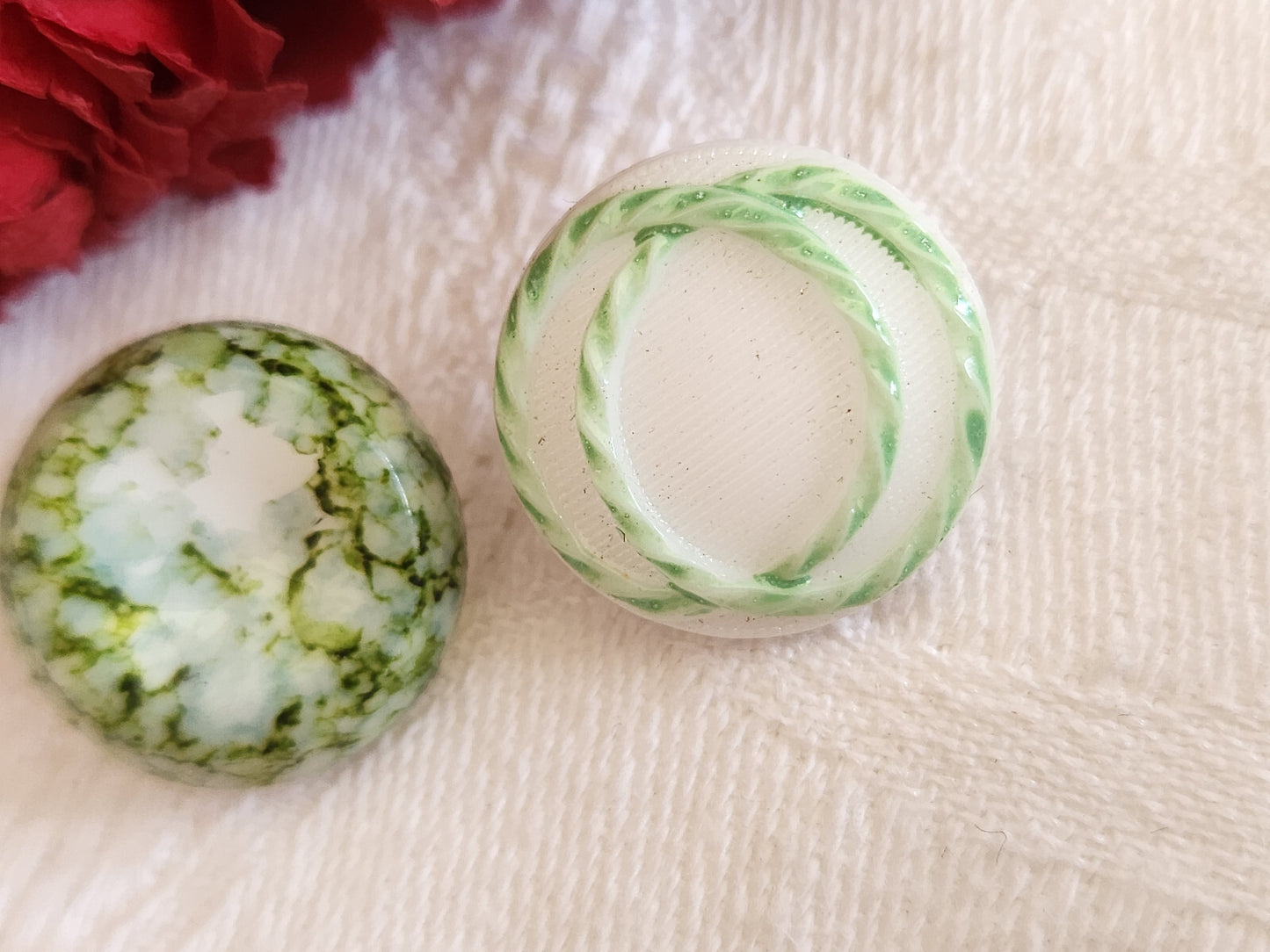 Duo boutons vintage en verre motif vert 1,7 cm D15A