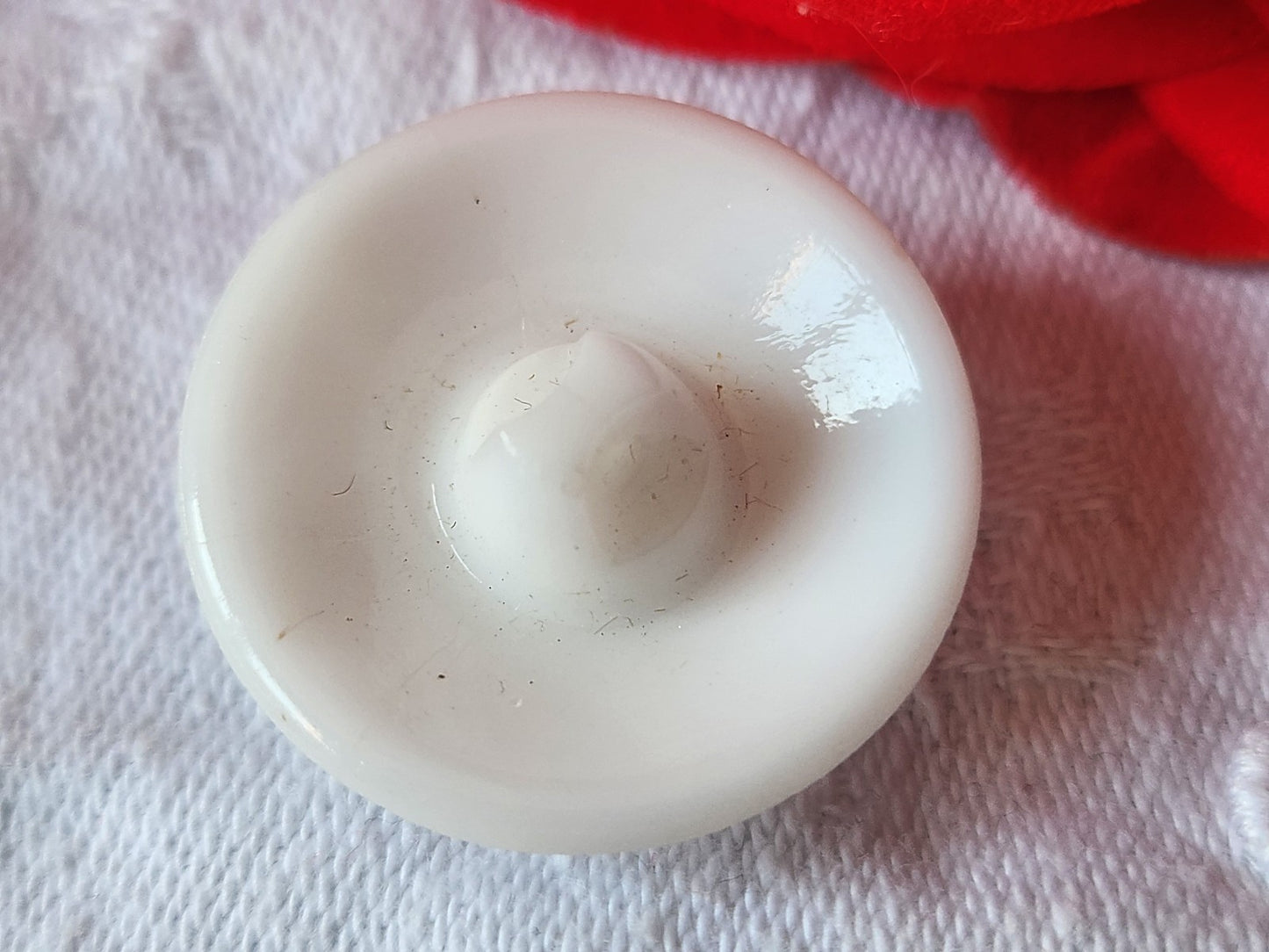Gros bouton ancien en verre blanc motif 2,6 cm G17l