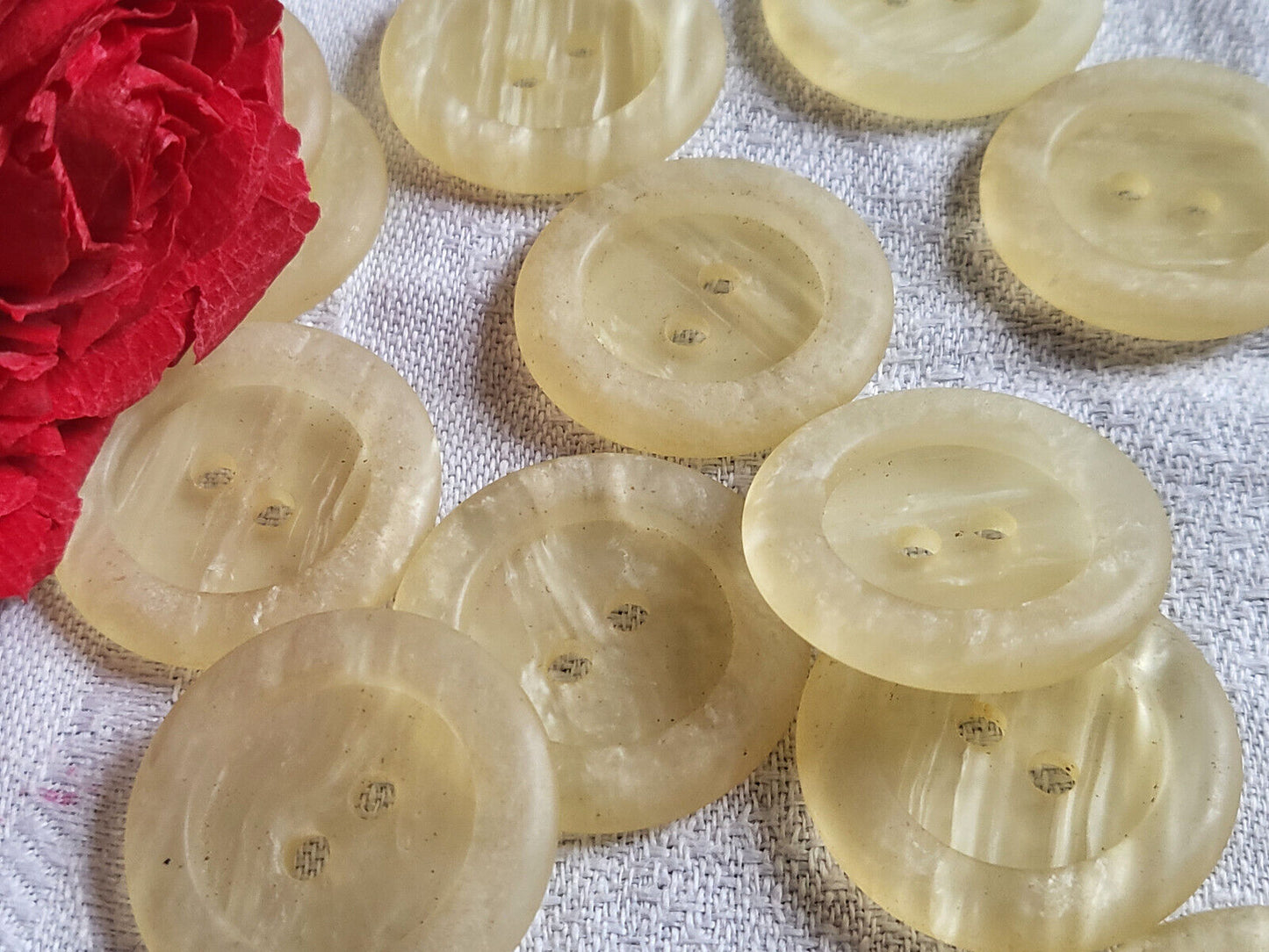 Lot 8 gros boutons vintage beige lumineux transparent un peu 2,7 cm ref 1450