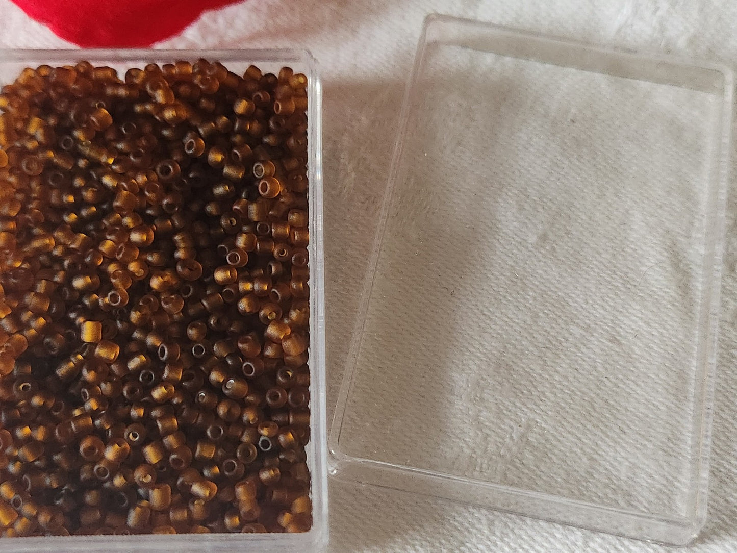 Lot environ 22 grammes de perles de rocaille marron mat n°4