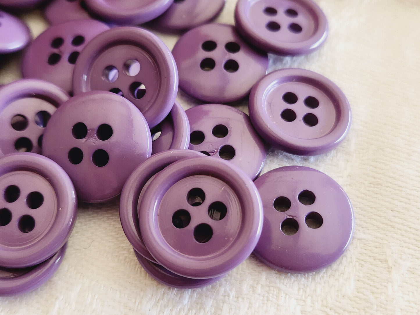 Lot 36 boutons violet à trous couture mercerie 1,5 cm ref 2731