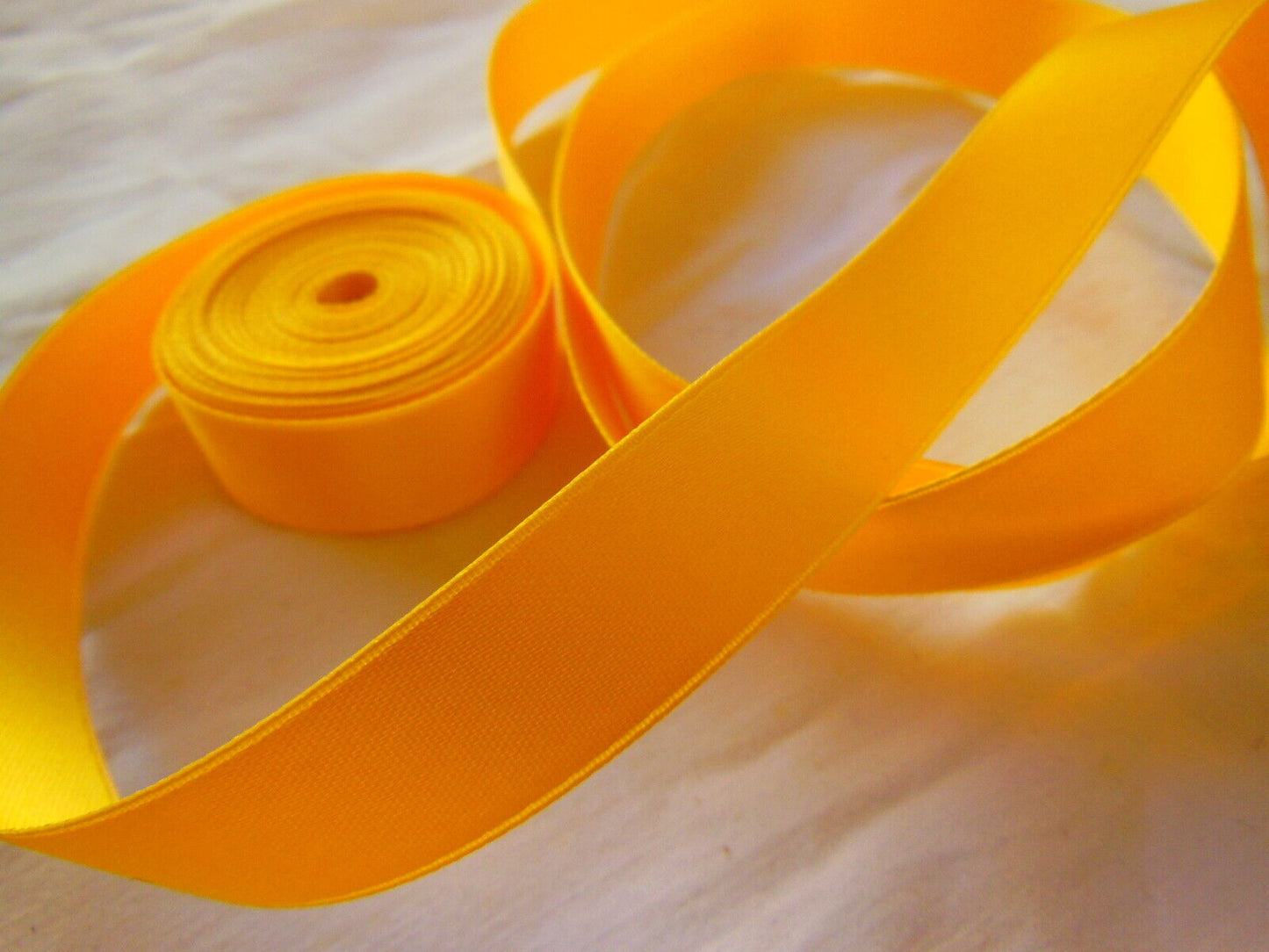 Ruban ancien satin jaune double face 4 mètres 50 sur 1,6 cm T1-34