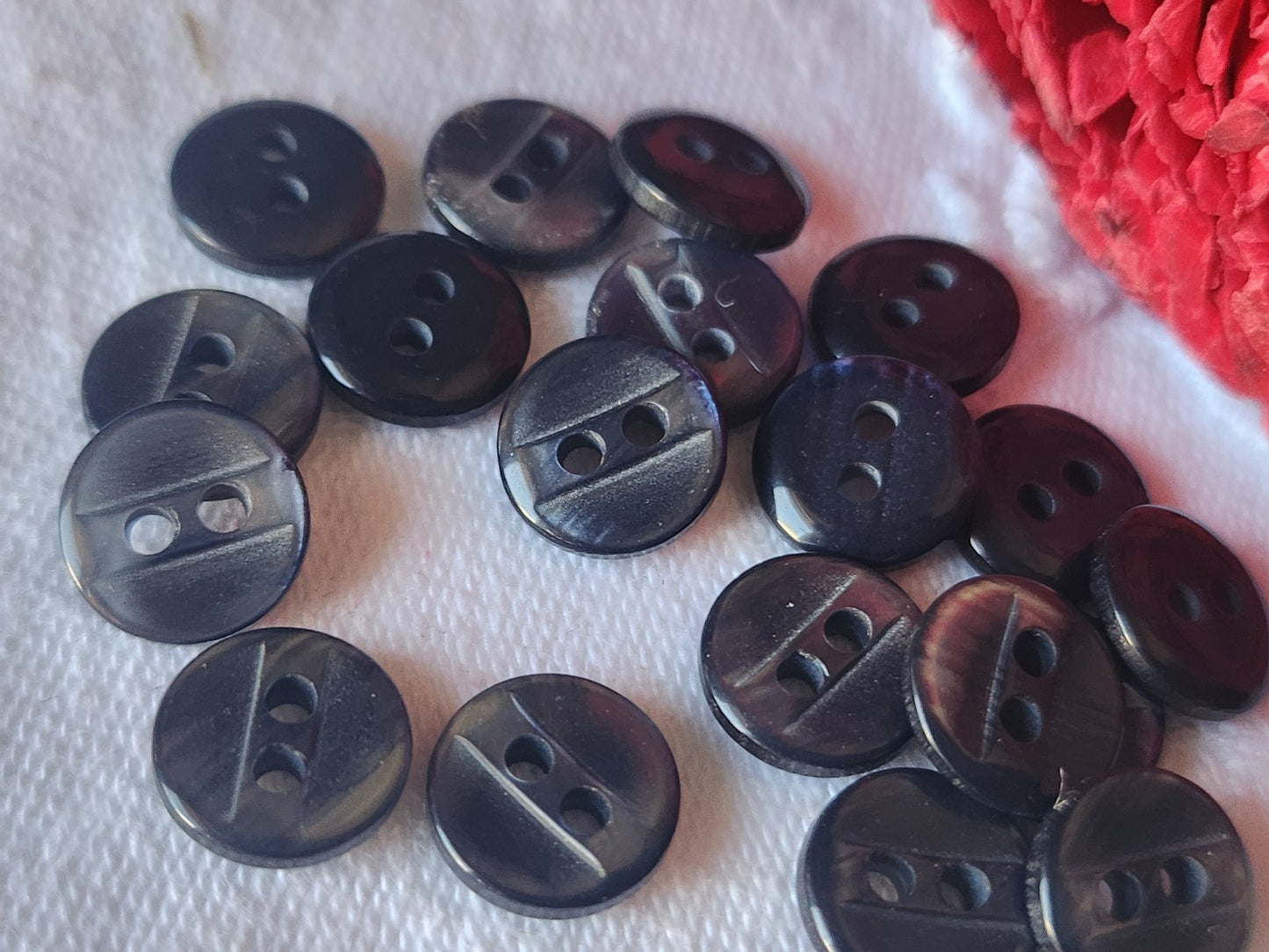 Lot 18 boutons vintage mini bleu reflet nacré plastique 1 cm trous ref 5492