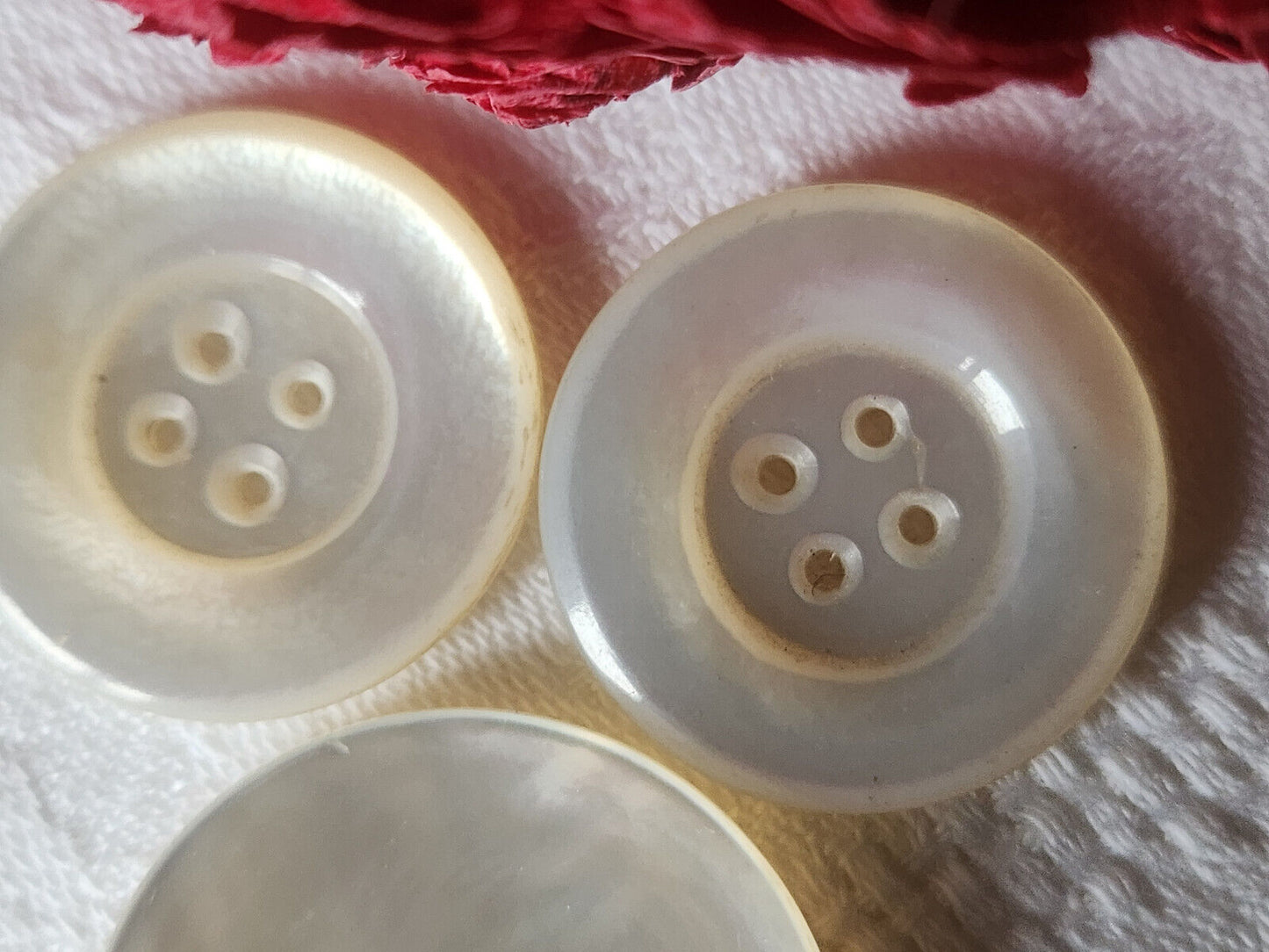 Trio gros boutons anciens en nacre laiteux 2,7 et 3,3 cm D10S