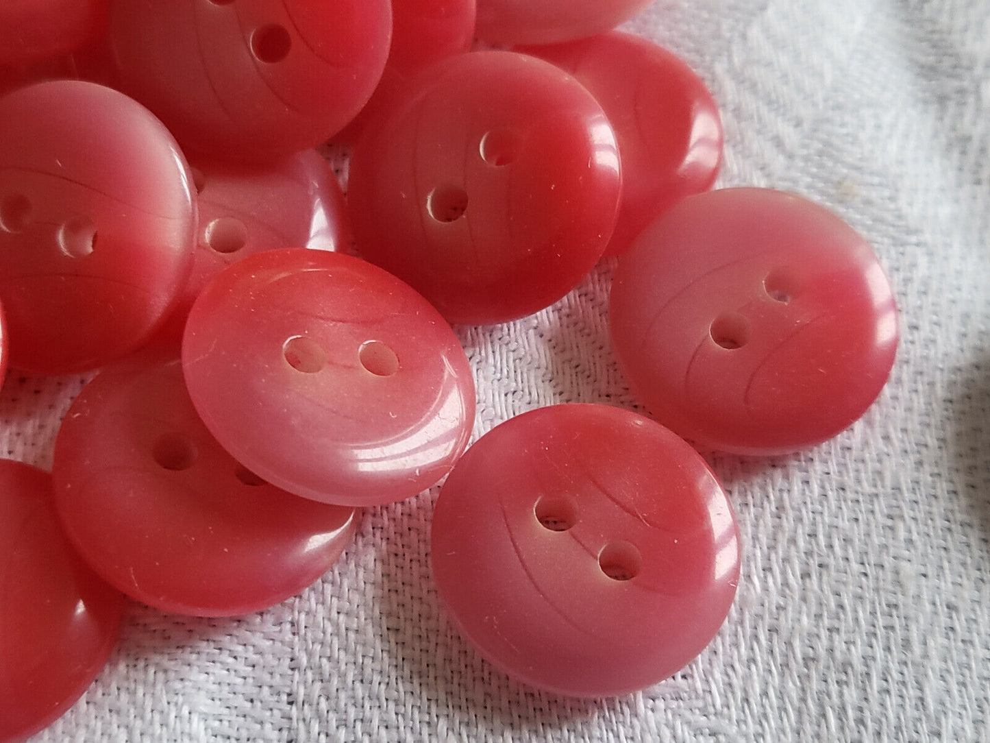 Lot 26 petits boutons vintage camaïeu rose veiné à trous 1,5 cm ref 1028