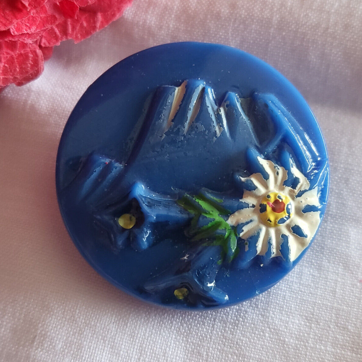 Bouton ancien en verre bleu peint montagne fleur edelweiss 2,3 cm D5S