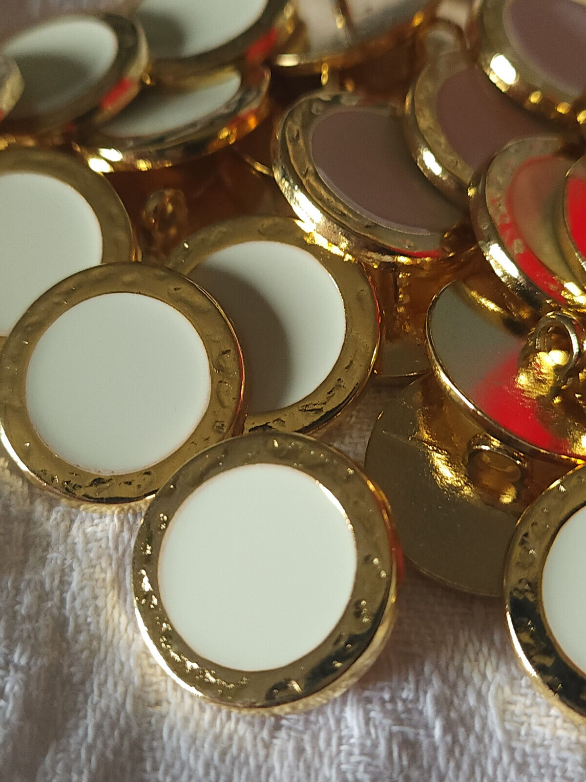 Lot 5 boutons vintage en métal lourd doré créme blanc à pied 2 cm ref 3337