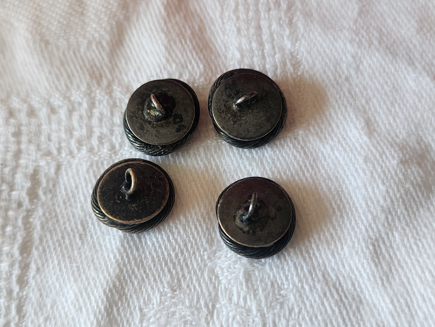 Lot 4 mini boutons anciens en metal tel que ou a perlé 1,1 cm G4M