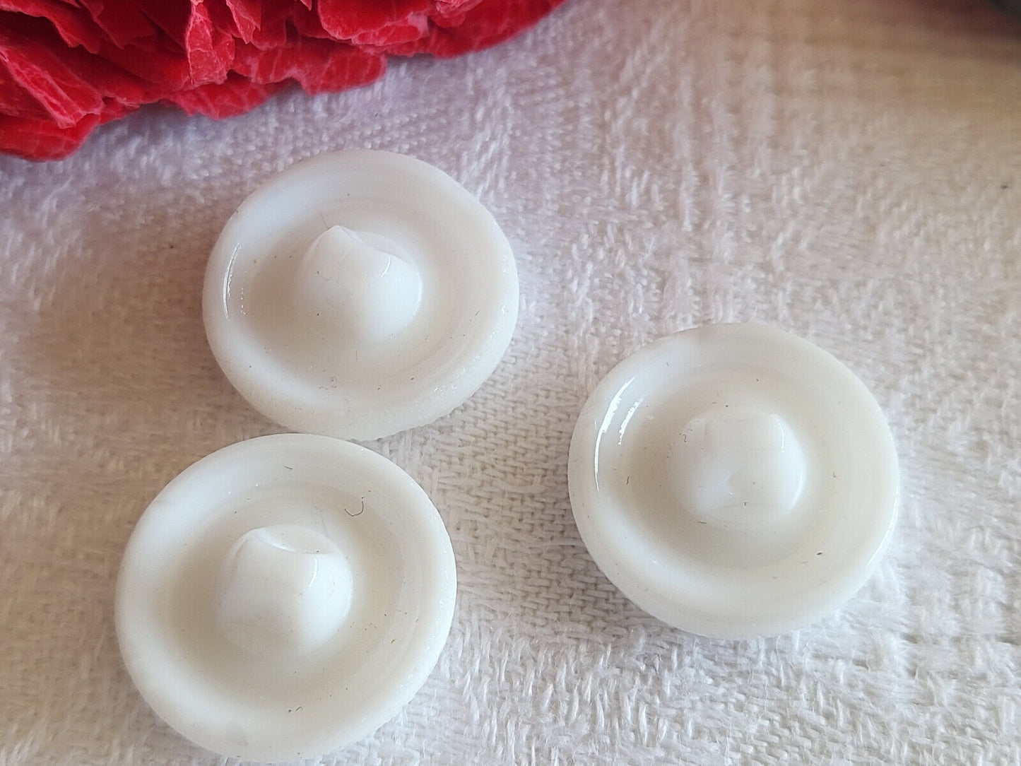 Trio anciens boutons en verre blanc travaillé 1,7 cm G15B