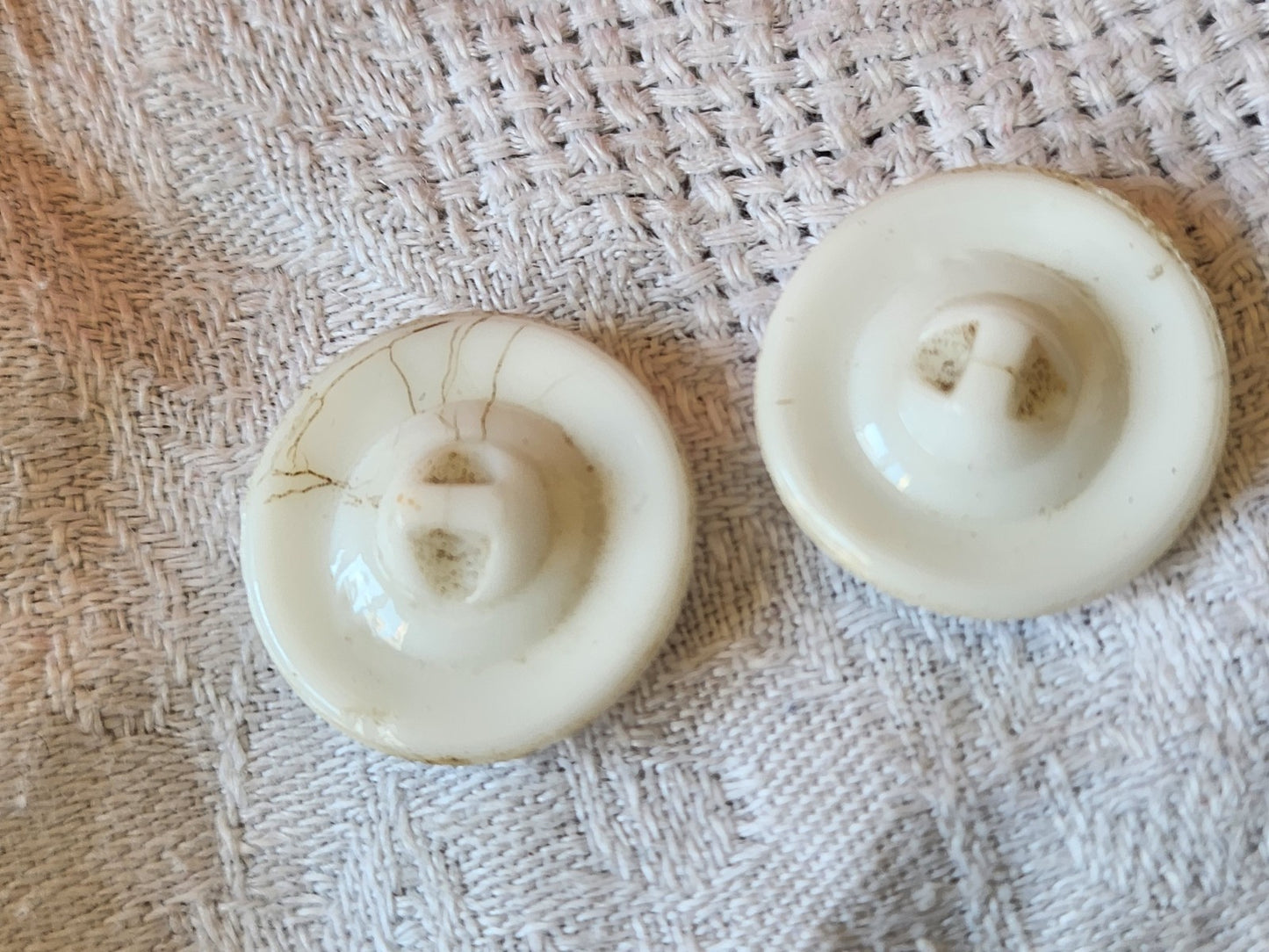Duo gros boutons anciens en verre blanc travaillé 2,3 cm D18B