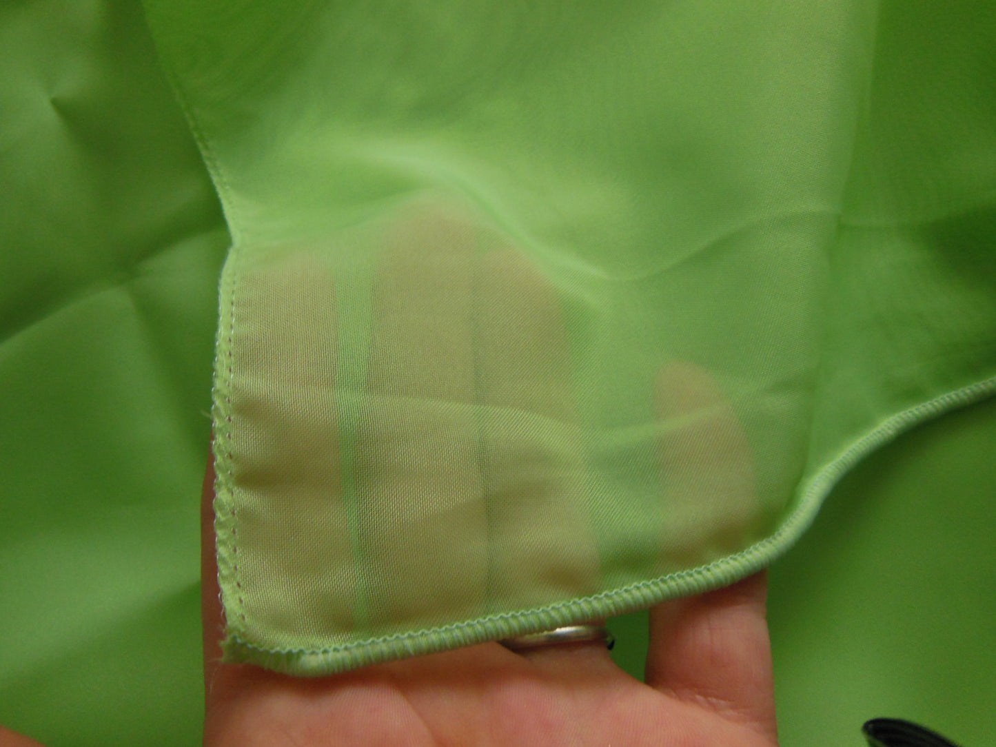Coupon tissu pétillant voilage vert bas plombé 78 cm sur 97 cm B3