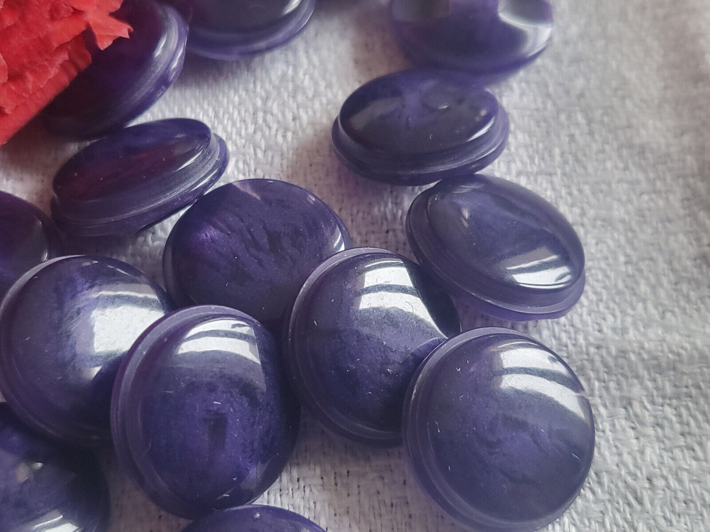 Lot 12 petits boutons vintage violet veiné à pied diamètre 1 ,4 cm ref 5697