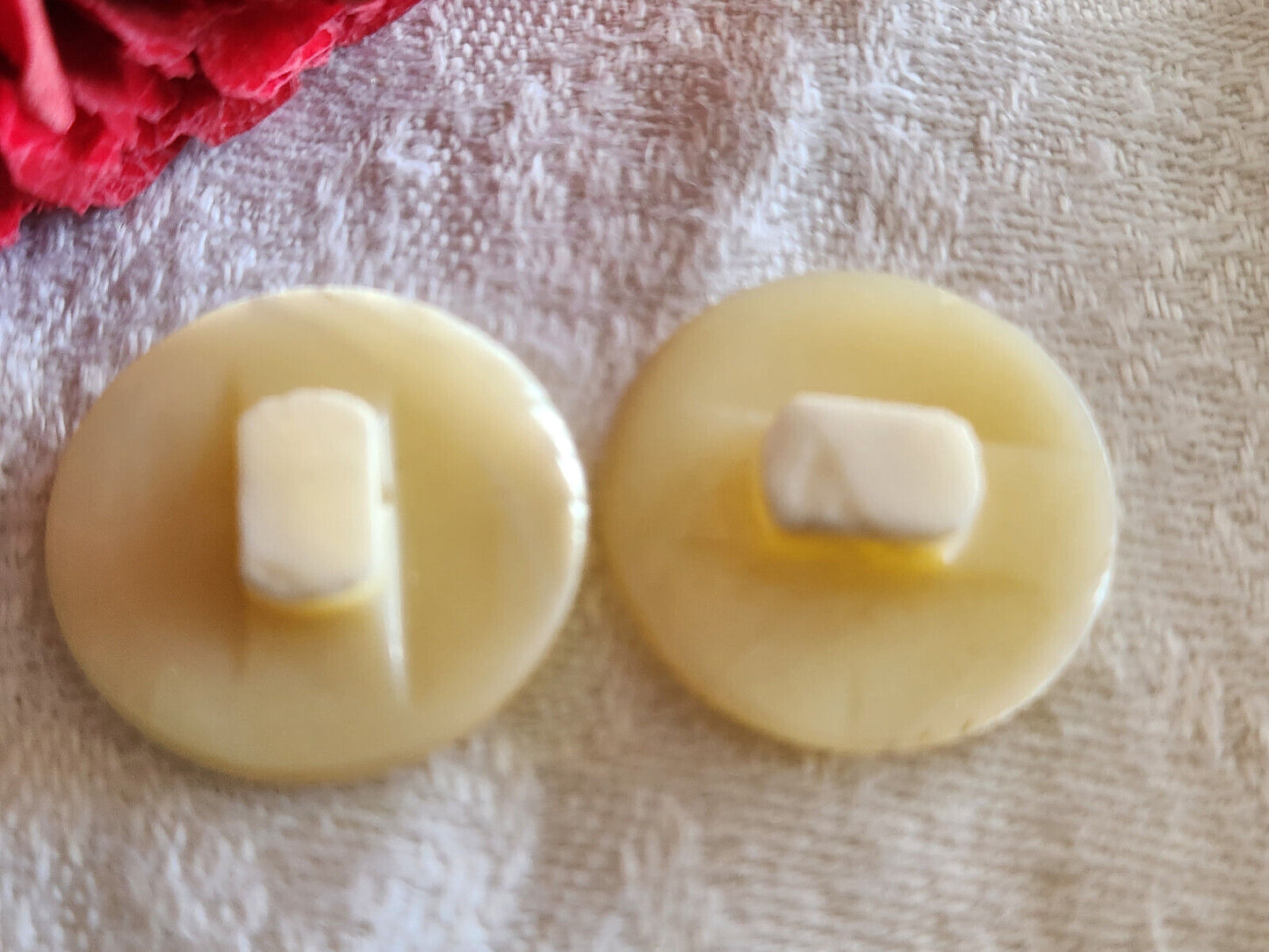 Duo boutons anciens en nacre crème à pied 2,1 cm pied G6H