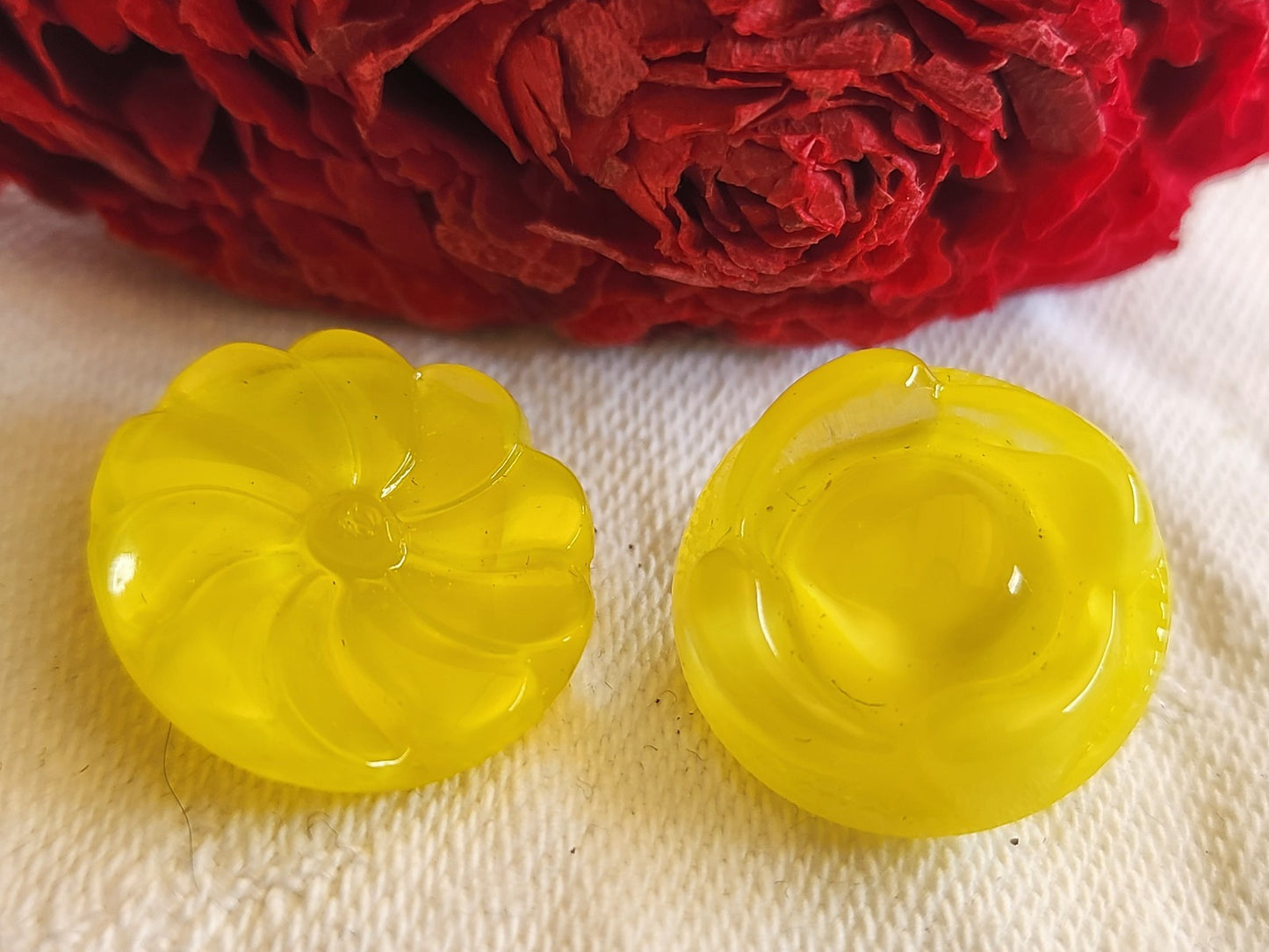 Duo boutons vintage en verre jaune laiteux travaillé 1,7 et 1,8 cm G19I