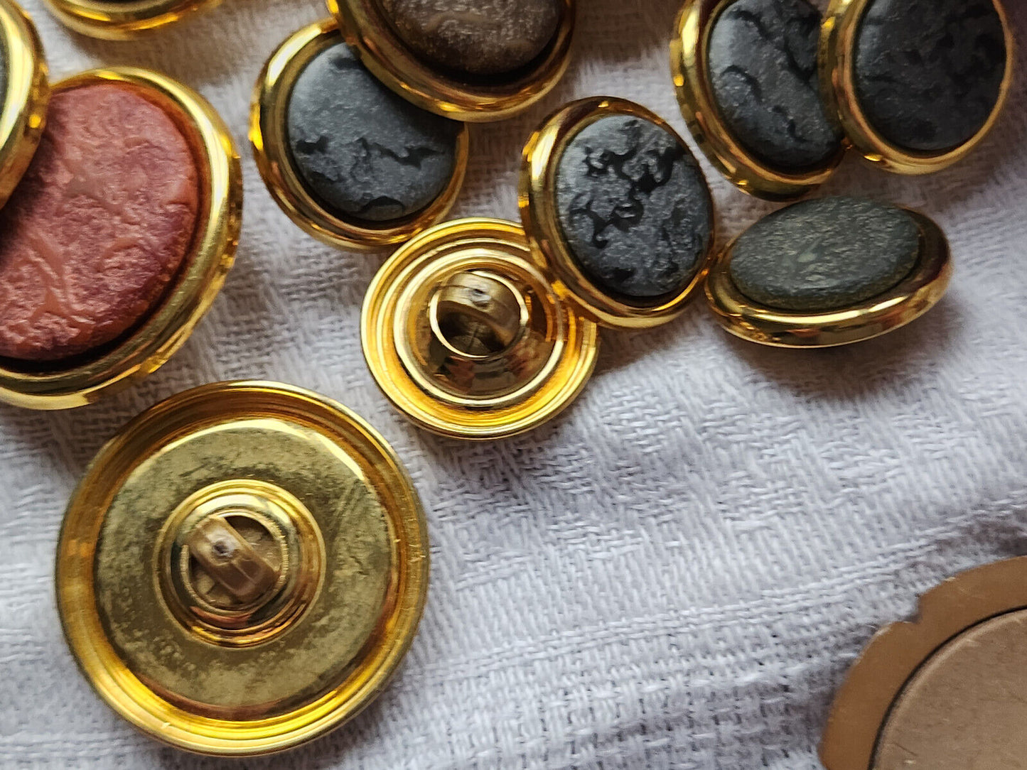 Lot 12 Boutons vintage métal et resine 1,8 à 2,6 cm ref 446