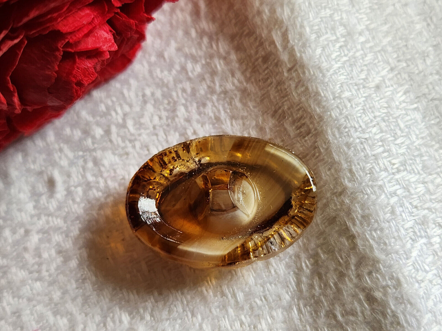 Bouton ancien en verre ovale pourtour dentelle caramel 1,6 sur 2,2 cm D10K