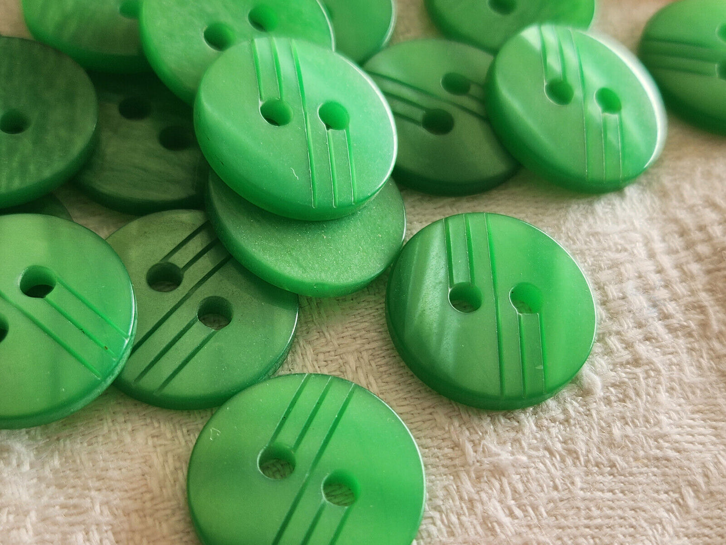 Lot 21 boutons vintage vert nacré strié à trous 1,8 cm ref 2599