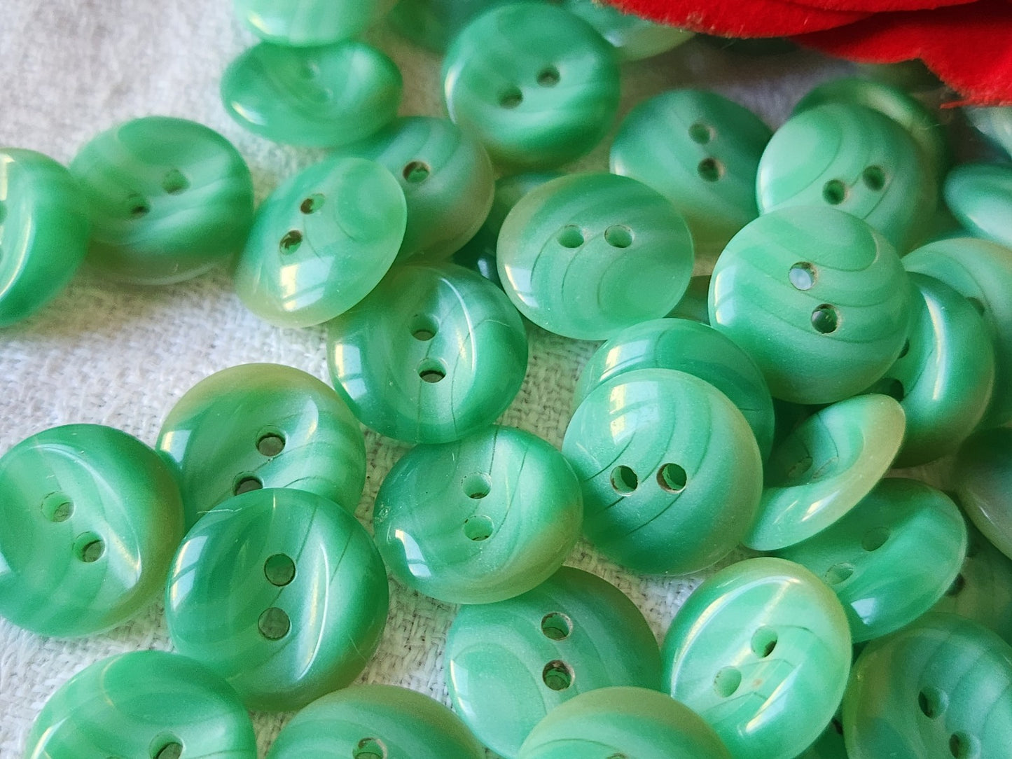 Lot 25 boutons vintage camaieu vert trous 1,2 cm ref 6116
