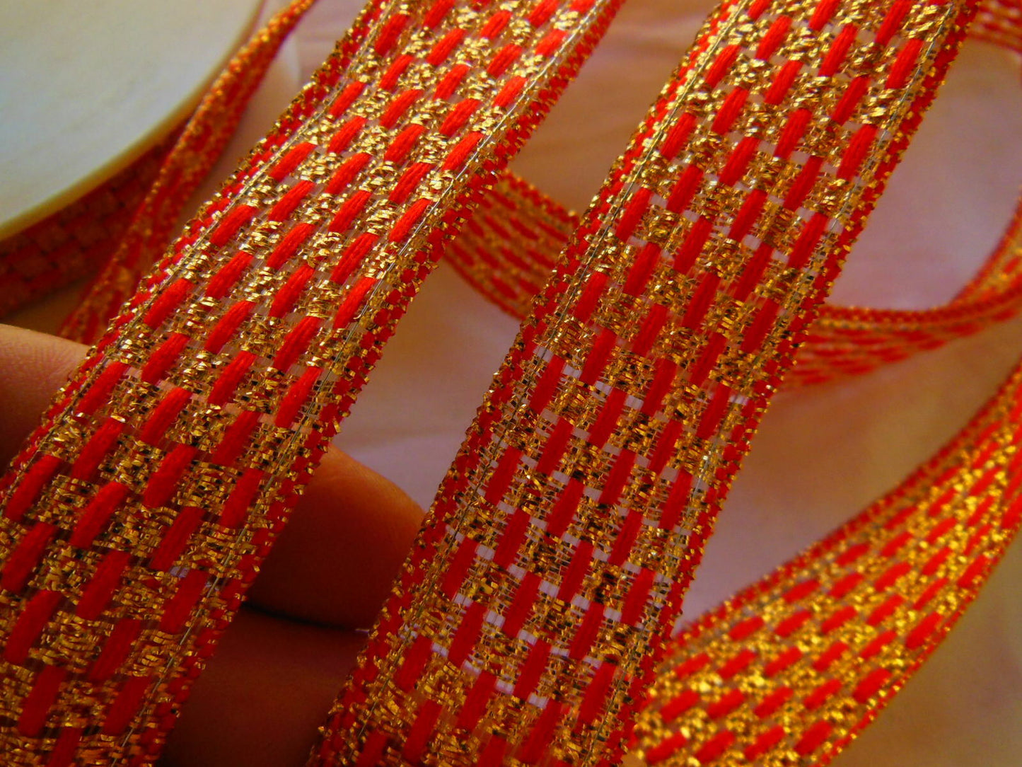 Ruban ancien rouge et or, fil métallique haut et bas 2 mètres sur 2,5 cm A2