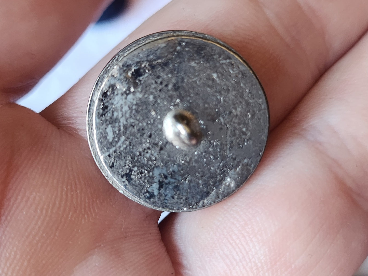 bouton ancien metal argenté coeur en nacre 2 cm vintage pied D11B