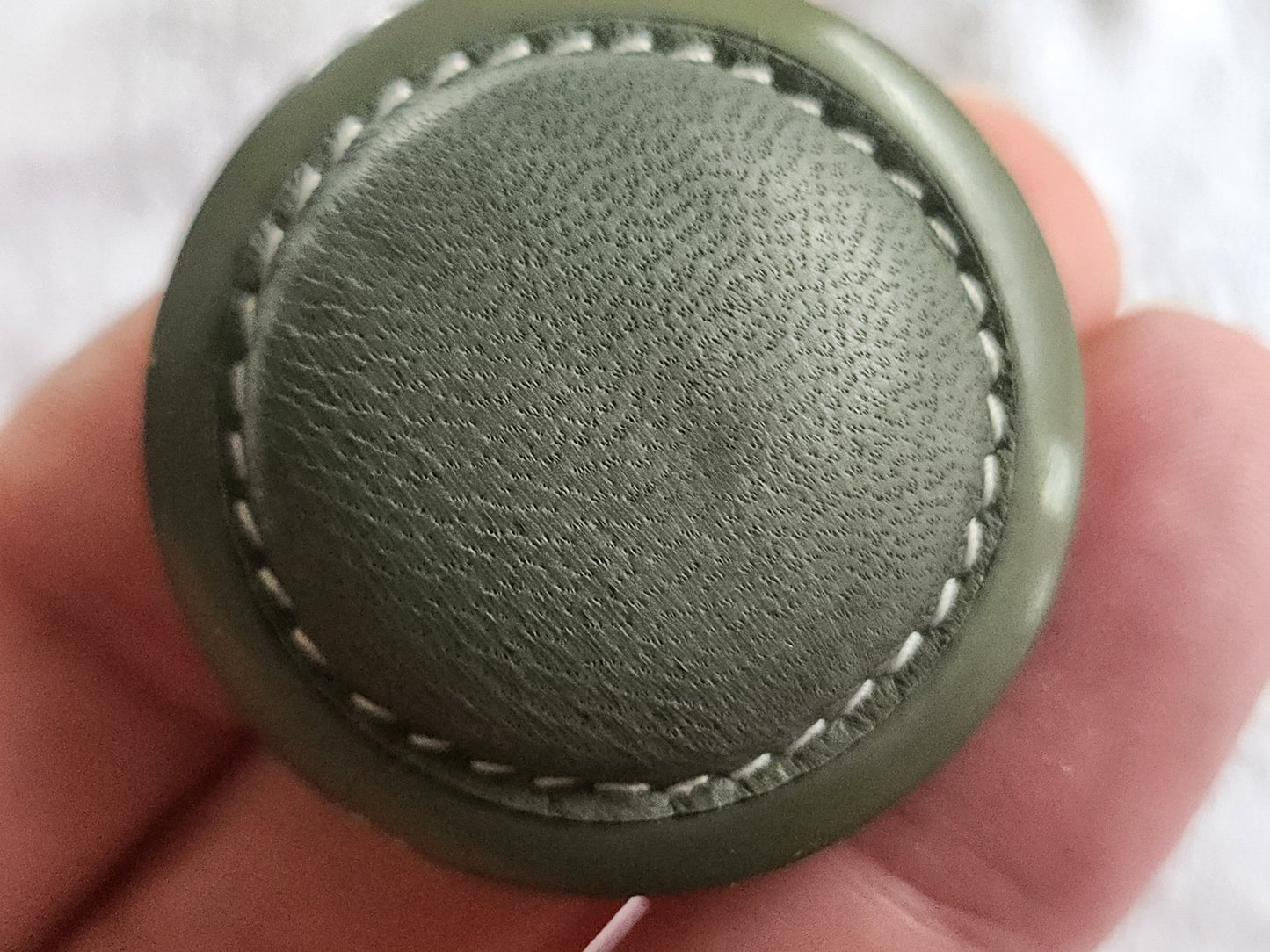 Collection gros bouton coeur cuir vert monture resine 3,7 cm ref 6086