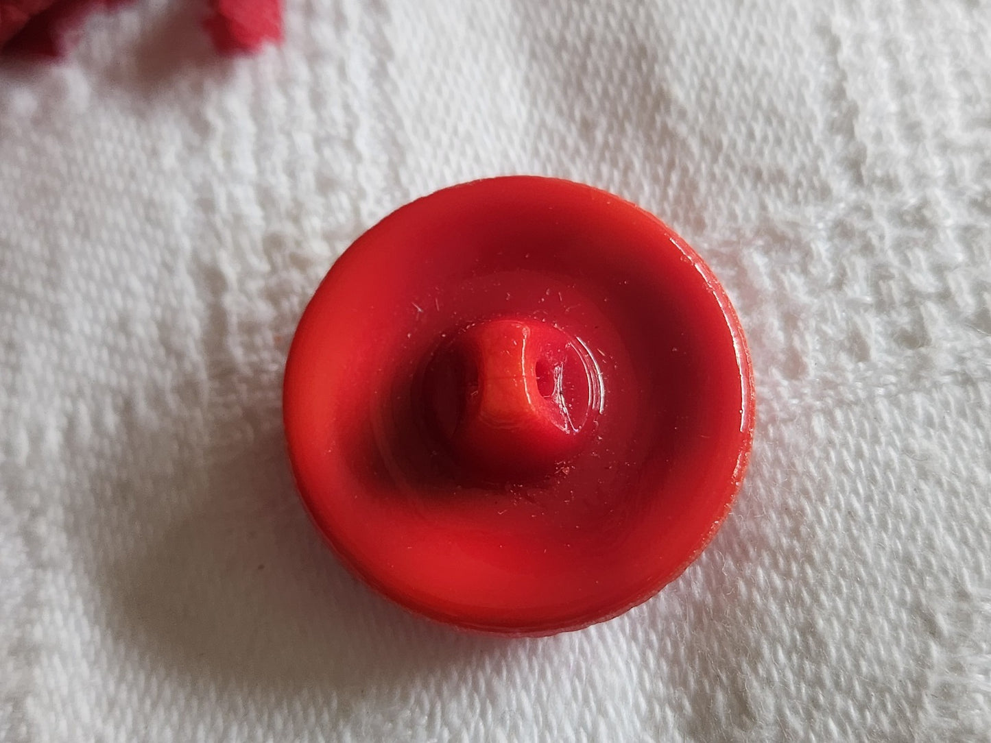 Bouton vintage en verre rouge mordoré irisé 2,2 cm G7R