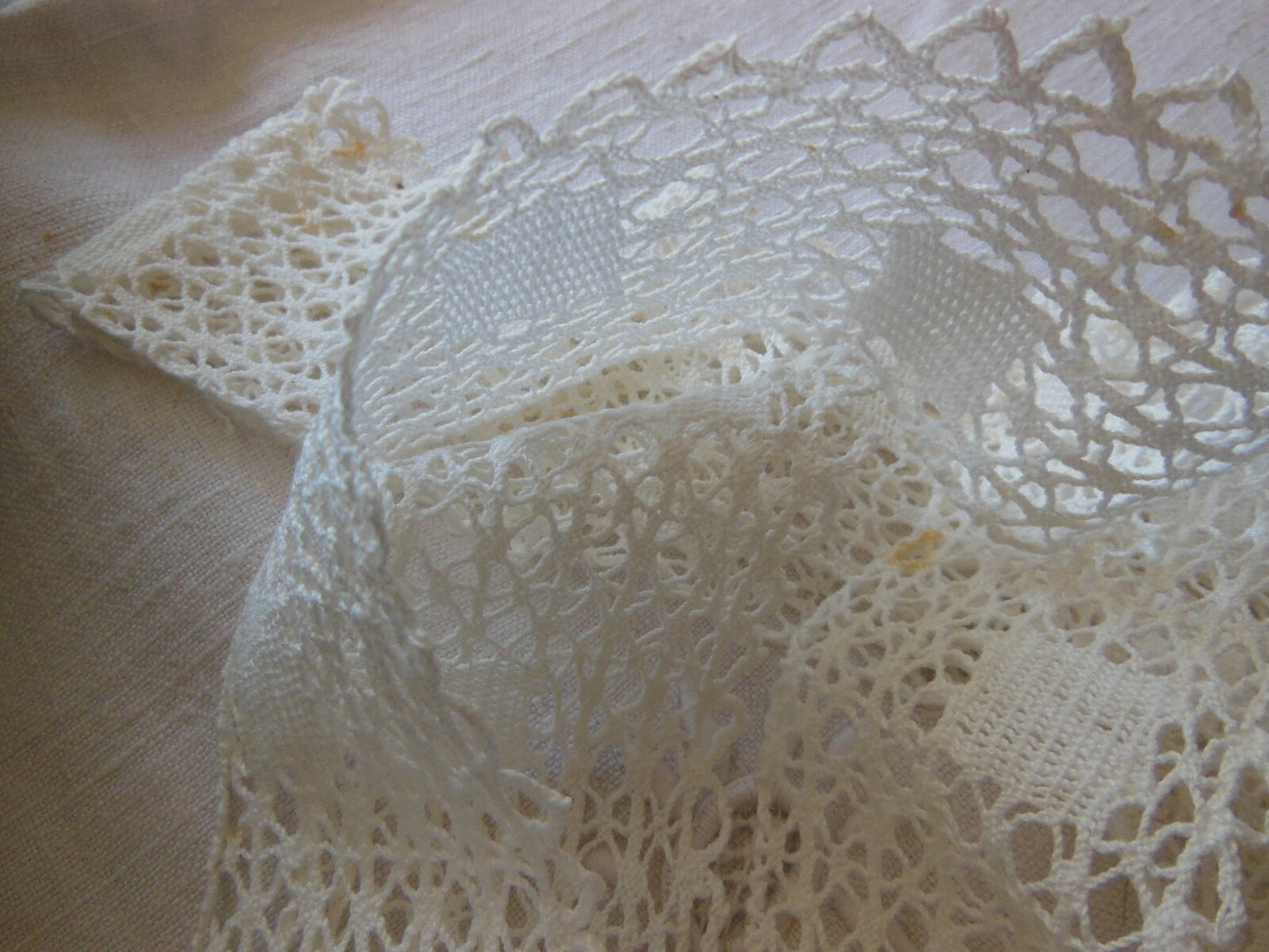 Dentelle ancienne très large 2 m 15 sur 4,8 cm T3-39