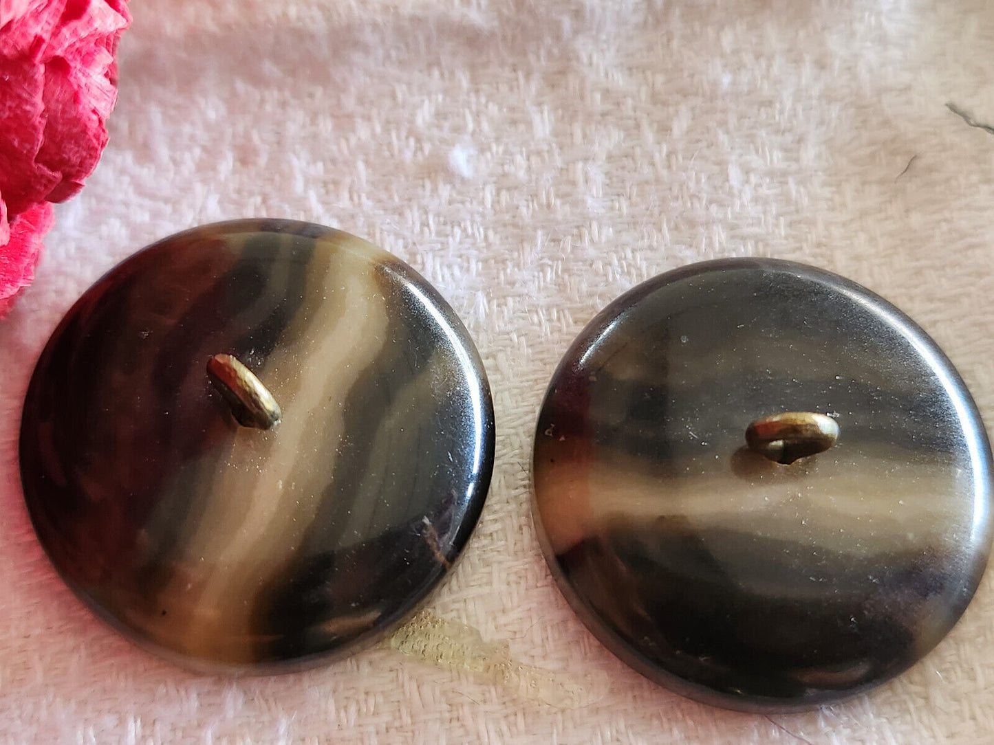 Duo boutons anciens marron veiné lourd pied métal gros 2,6 cm G6O