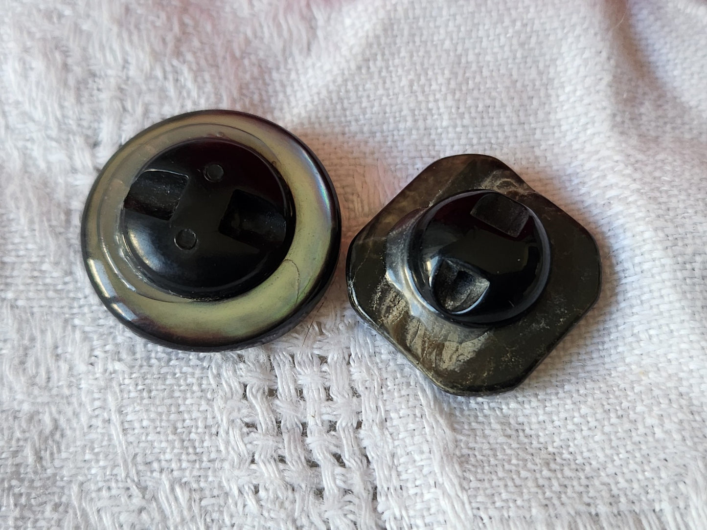Duo boutons vintage en nacre sur pied 1,7 et 2 cm G19L