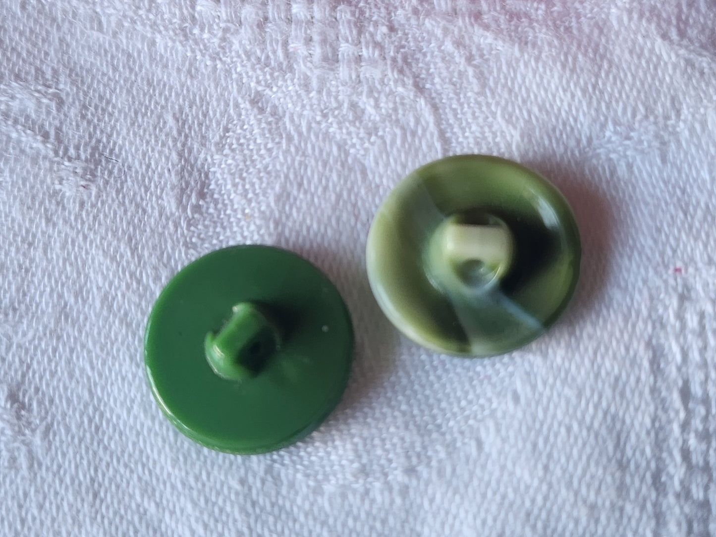 Duo boutons vintage en verre motif vert travaillé 1,8 cm D11H