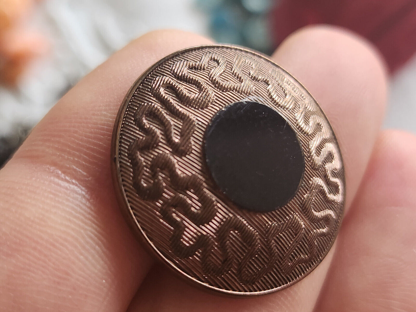 Bouton ancien en verre noir marron motif damas pied metal 2,6 cm D14C
