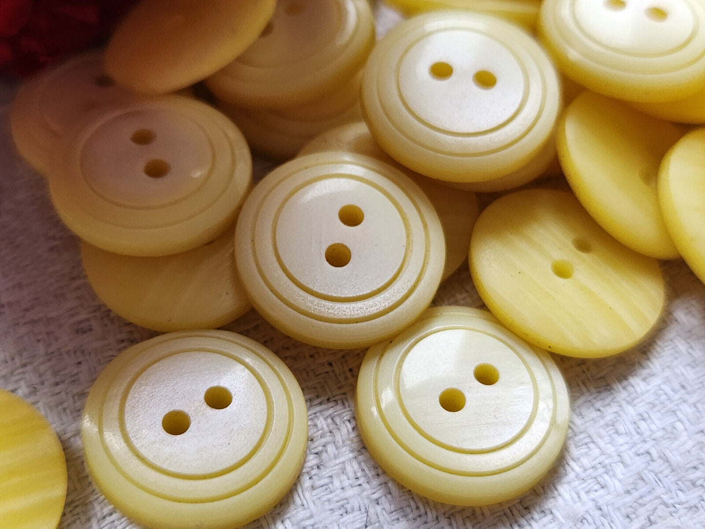 Lot 20 petits boutons vintage jaune nacré à trous 1,5 cm ref 3291