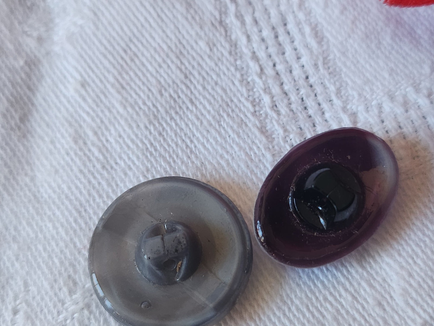 Duo boutons vintage en verre gris 1,8 et 1,2 sur 1,8 cm D11F