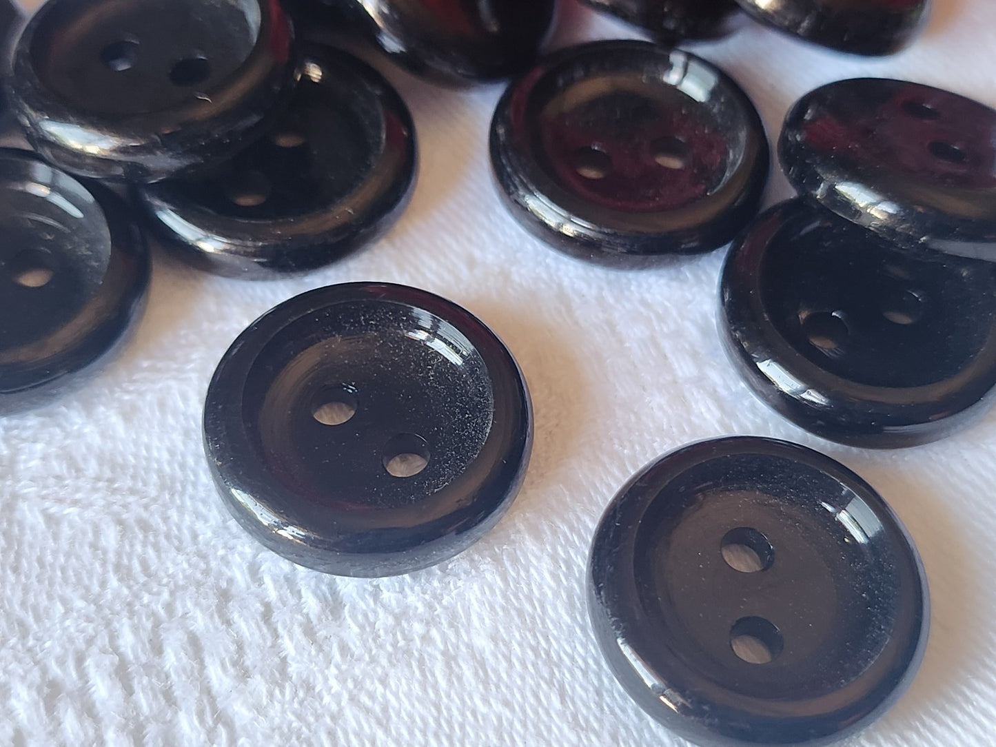 Lot 12 boutons vintage noir rebord deux trous 2,2 cm ref 5515