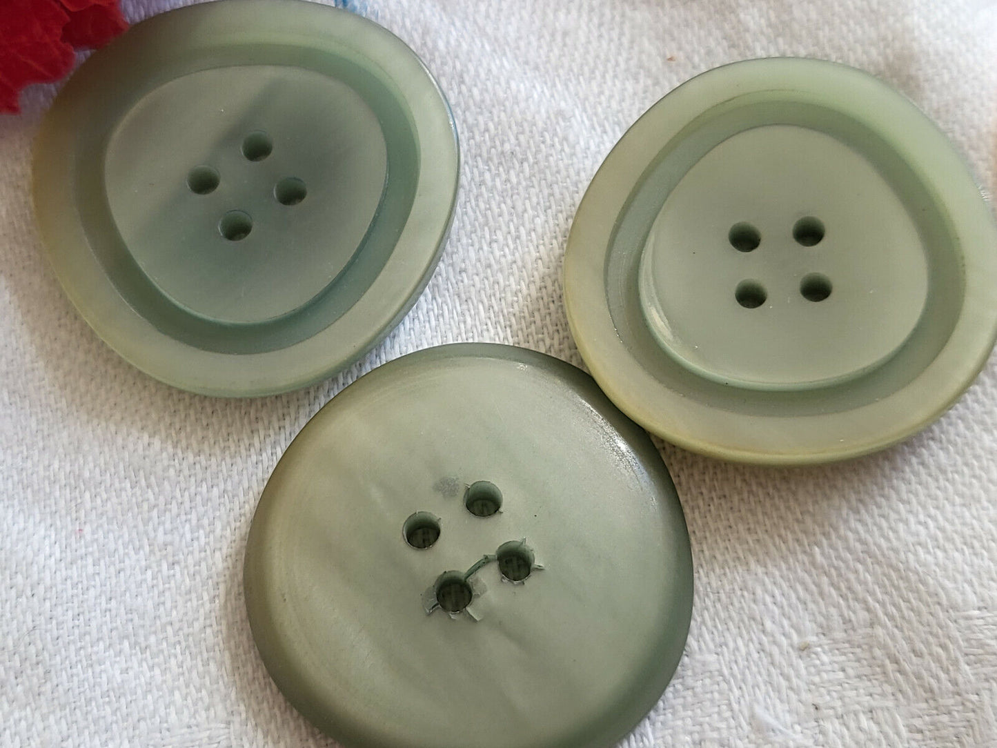 Trio gros boutons vintage vert teinte délavée diamètre 2,7 cm ref 3260