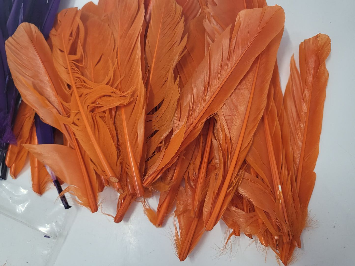 Lot d environ 80 plumes vintage violet orange chapeau modiste N°17 B6