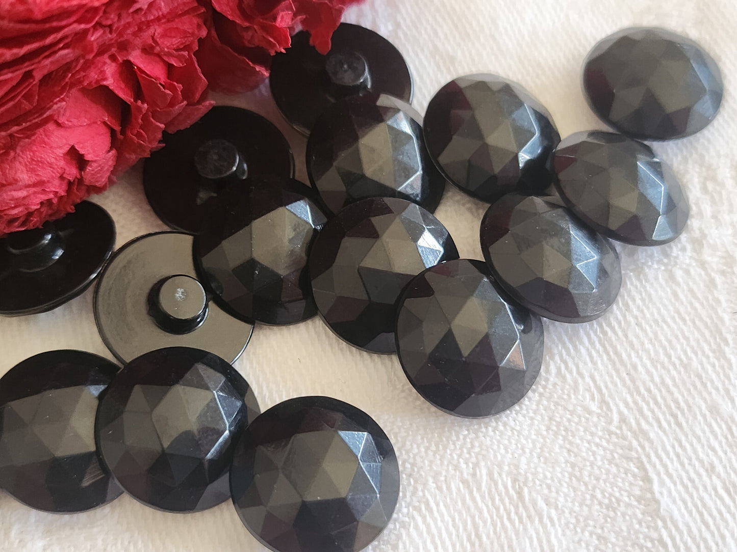 Lot 16 boutons vintage noir effet facette acrylique pied 1,4 cm ref 803